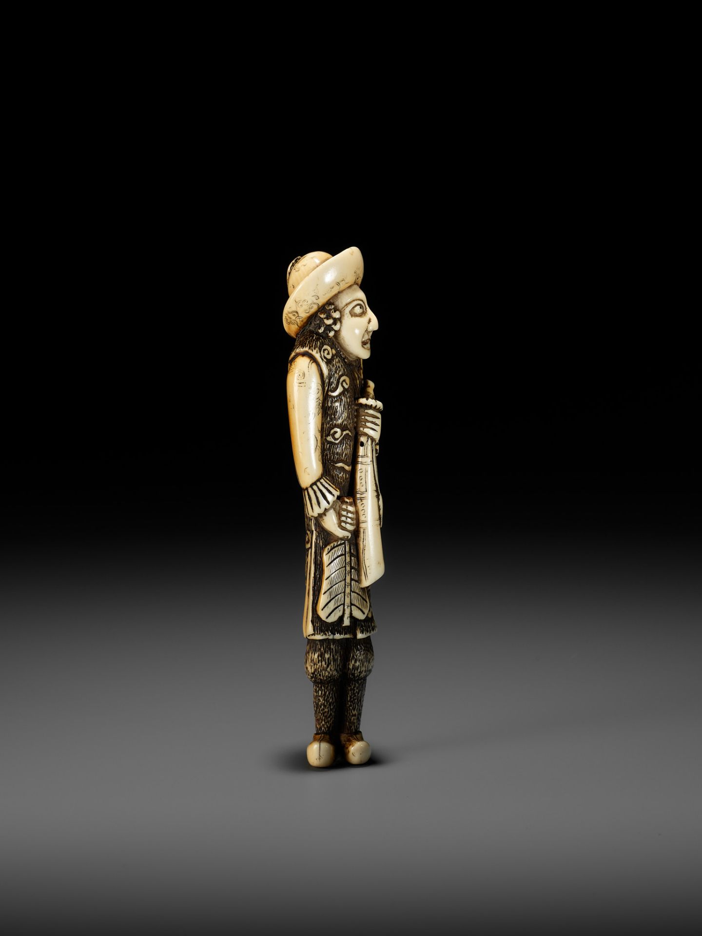 A SUPERB AND LARGE IVORY NETSUKE OF A DUTCHMAN WITH A TRUMPET - Image 12 of 21