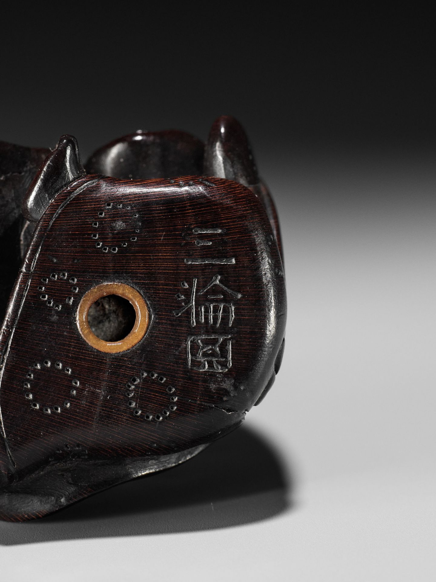 MIWA: A FINE WOOD NETSUKE OF A BOY AT SHISHIMAI - Bild 13 aus 13