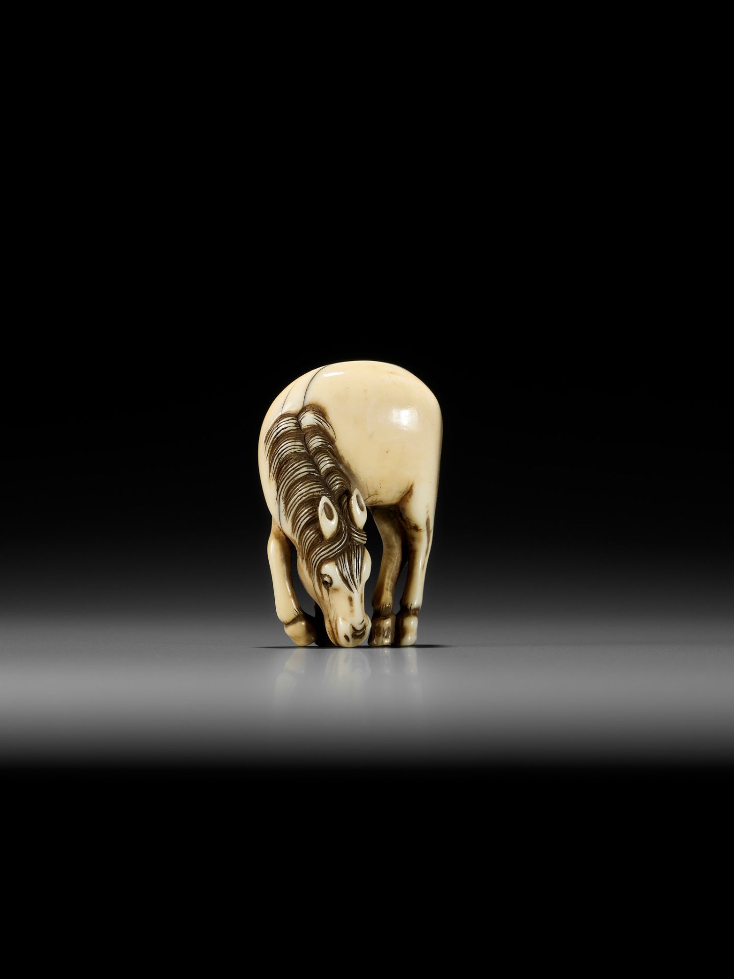 A FINE IVORY NETSUKE OF A GRAZING HORSE - Bild 3 aus 13