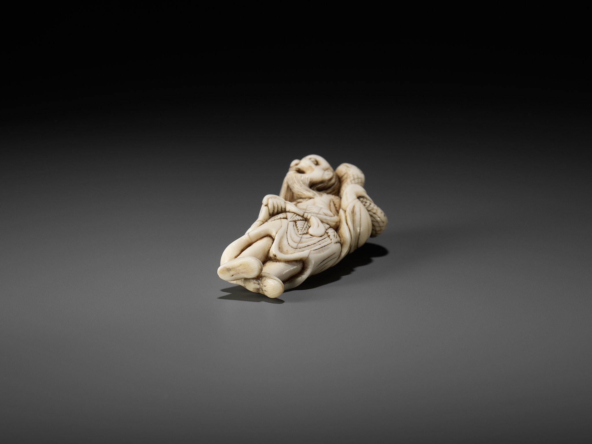 A RARE IVORY NETSUKE OF A SENNIN WITH A SNAKE - Image 8 of 9