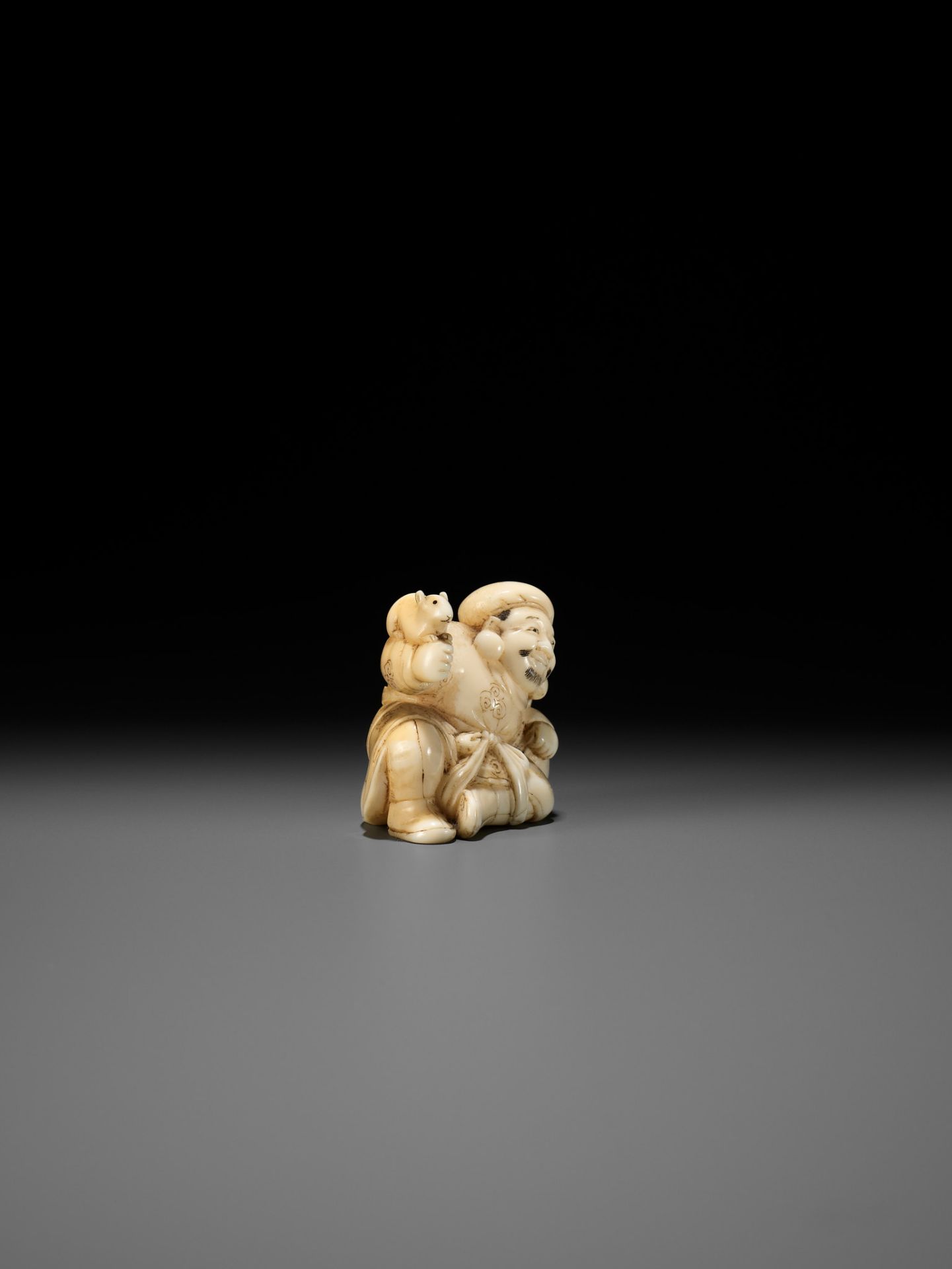 A FINE WALRUS TUSK NETSUKE OF DAIKOKU HOLDING A RAT - Bild 8 aus 11