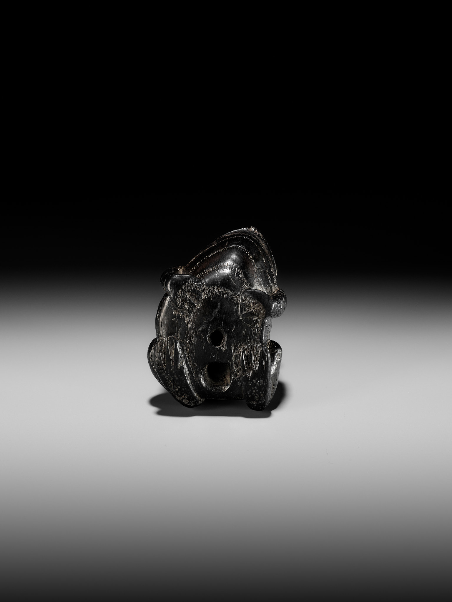 AN OLD AND RUSTIC EBONY WOOD NETSUKE OF A TOAD - Image 9 of 9