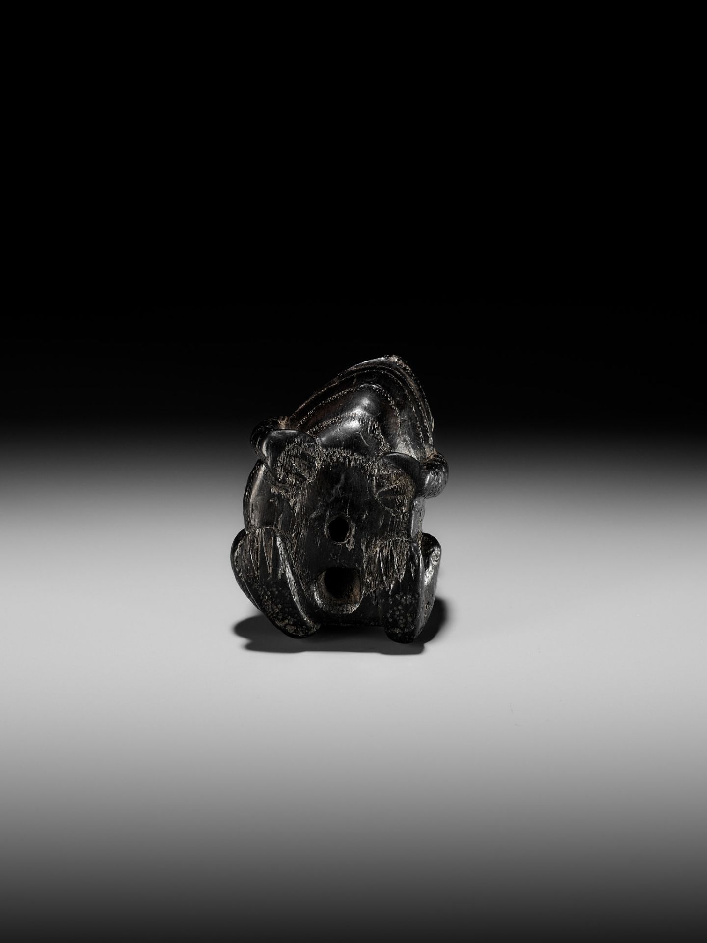 AN OLD AND RUSTIC EBONY WOOD NETSUKE OF A TOAD - Image 9 of 9