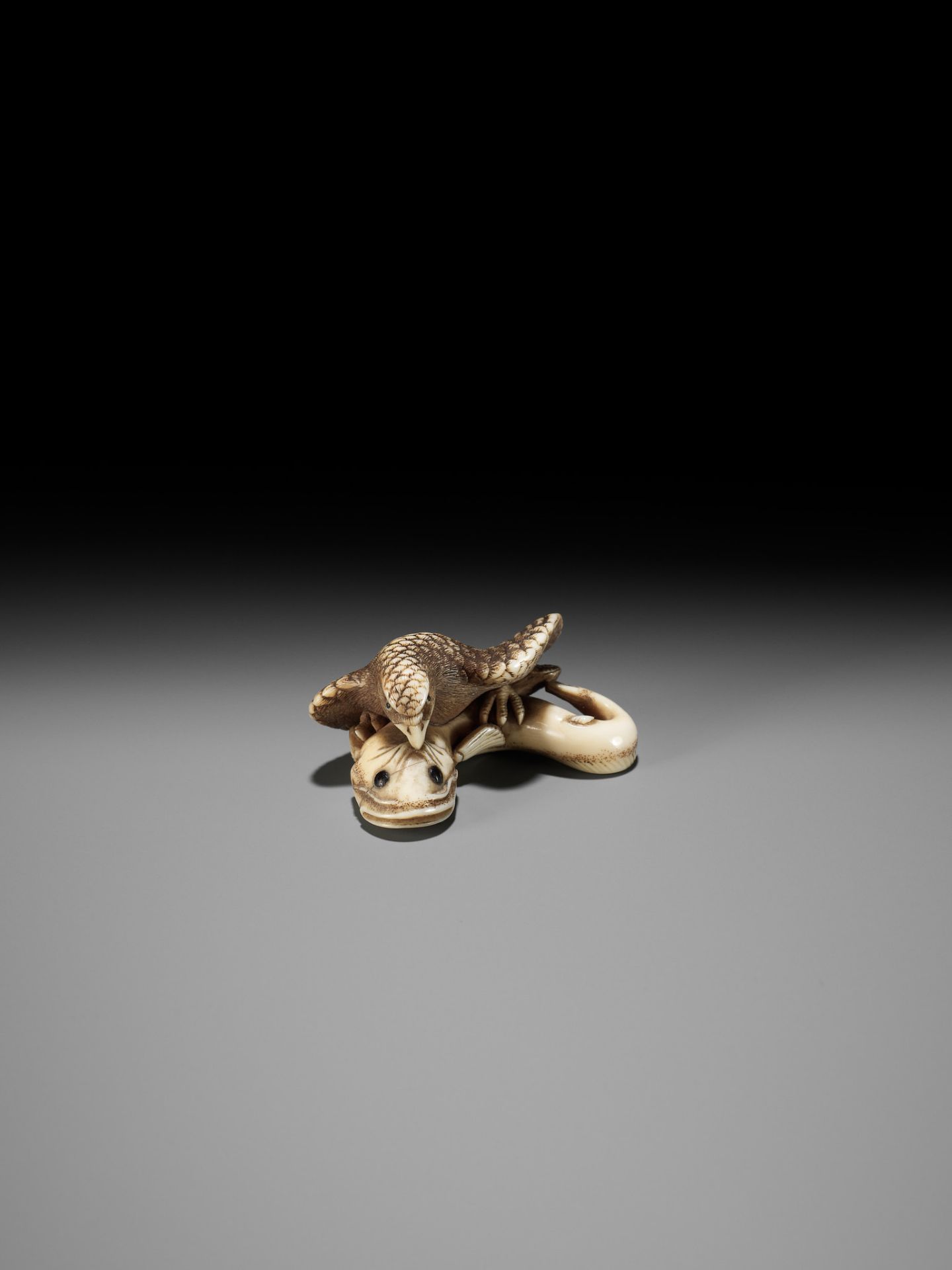 HIDEMASA: A FINE IVORY NETSUKE OF AN EAGLE AND NAMAZU - Bild 4 aus 15