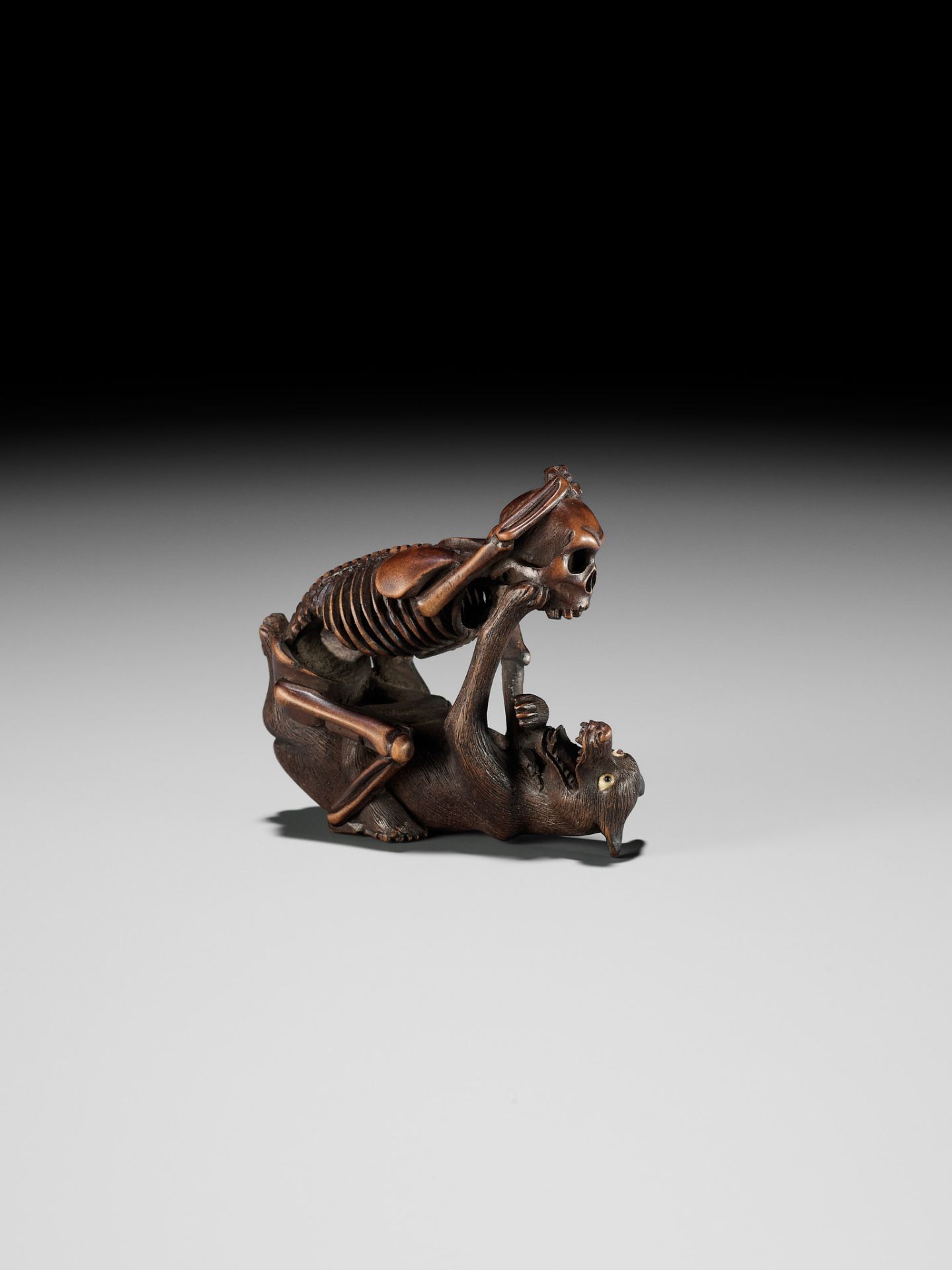 A FINE WOOD NETSUKE OF A WOLF AND SKELETON, ATTRIBUTED TO SHOKO SUGONOYA - Image 7 of 15