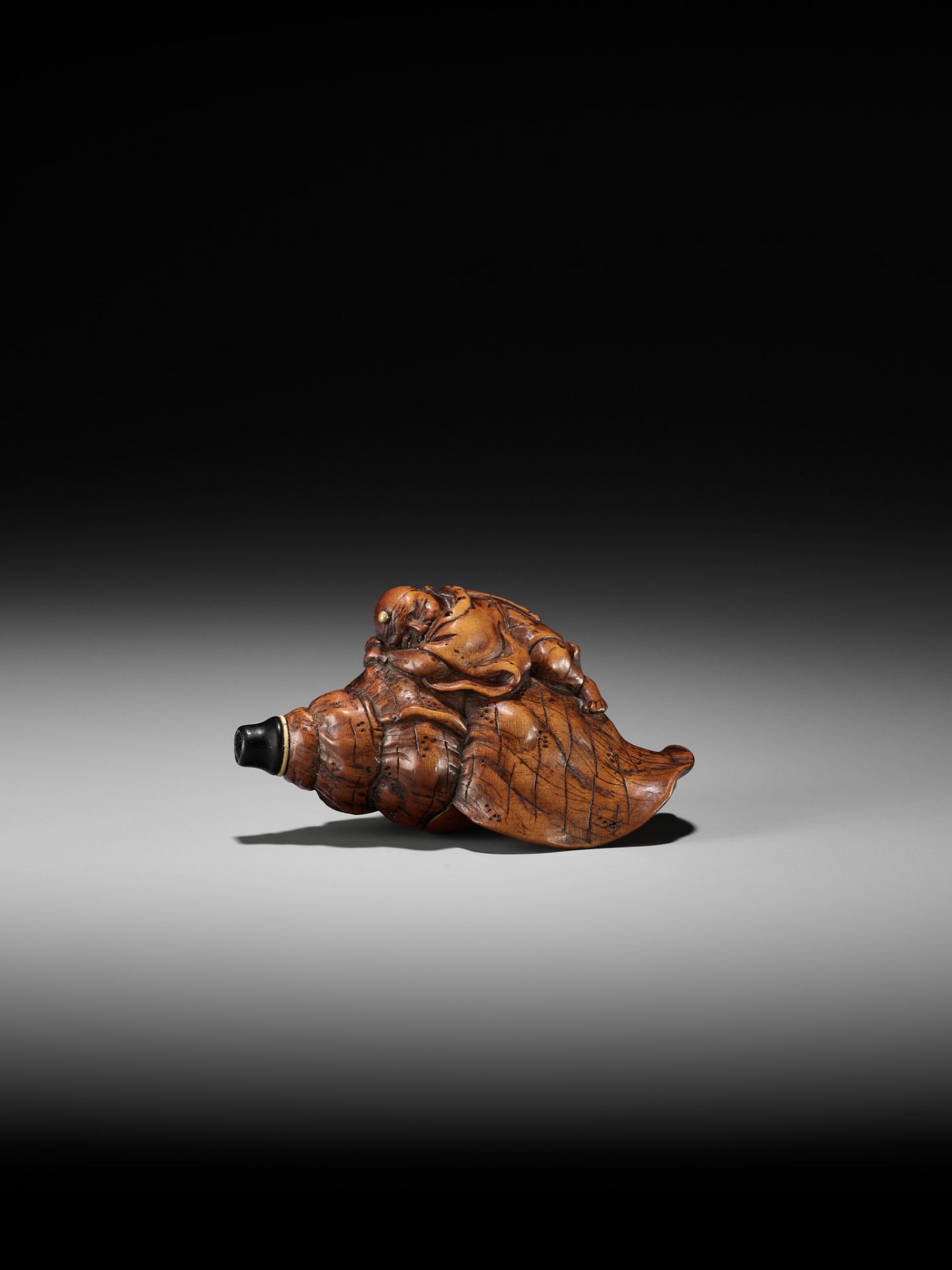 A WOOD NETSUKE OF BENKEI SLEEPING ON A CONCH (HORAGAI) - Bild 2 aus 10