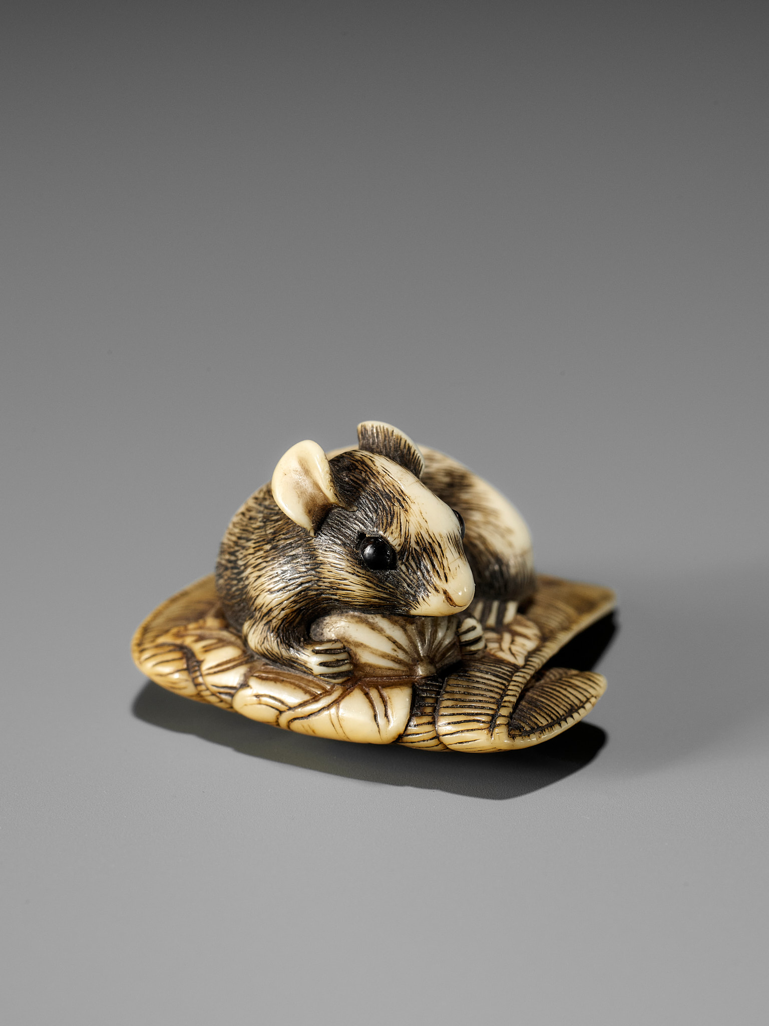 AN OSAKA SCHOOL IVORY NETSUKE OF A RAT ON A STRAW MAT - Image 2 of 12