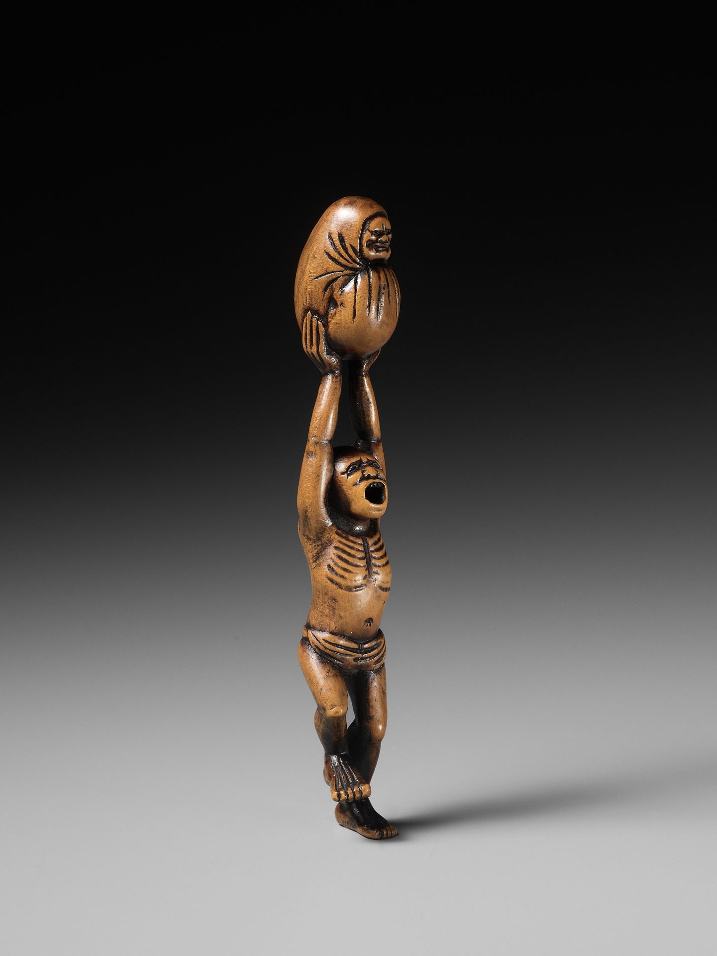 A POWERFUL WOOD NETSUKE OF A DANCING MAN WITH A DARUMA DOLL - Image 9 of 12