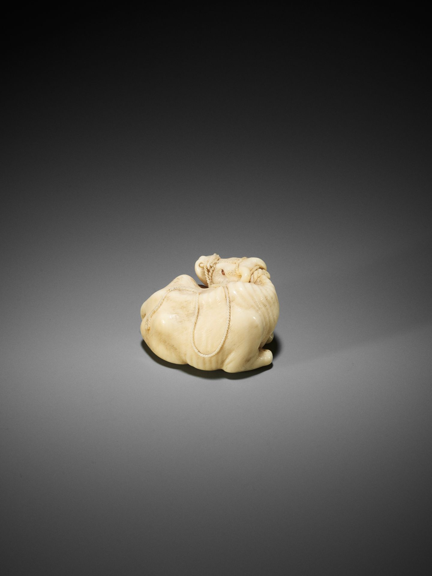 KAIGYOKUSAI MASATSUGU: A MASTERFUL AND IMPORTANT IVORY NETSUKE OF A RECUMBENT OX - Bild 25 aus 30