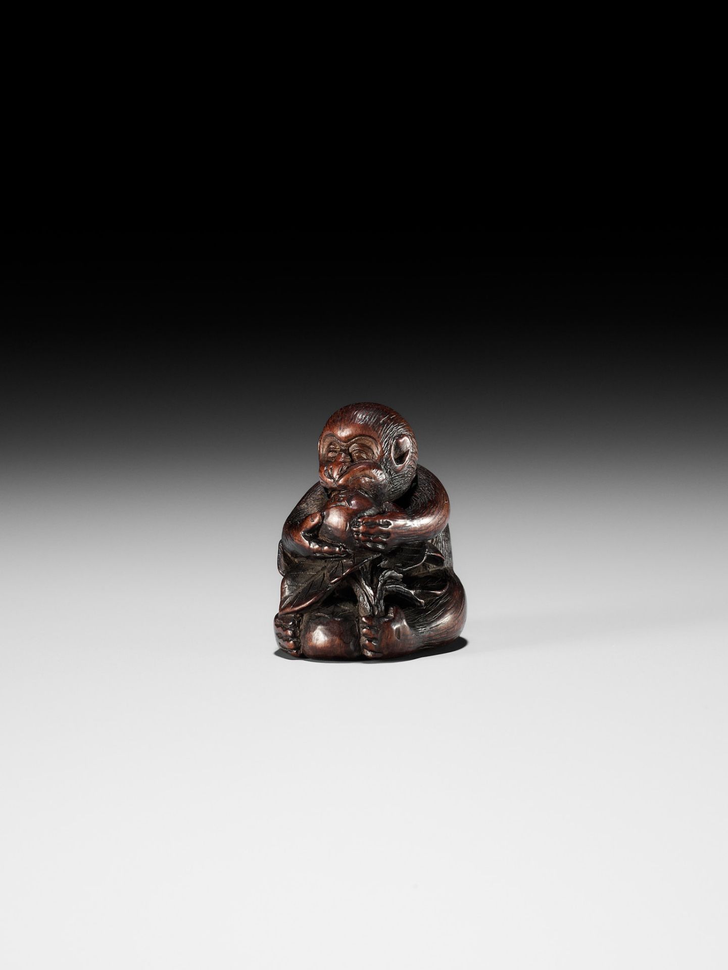 BUNCHO: A FINE WOOD NETSUKE OF A MONKEY EATING PERSIMMONS - Bild 3 aus 12