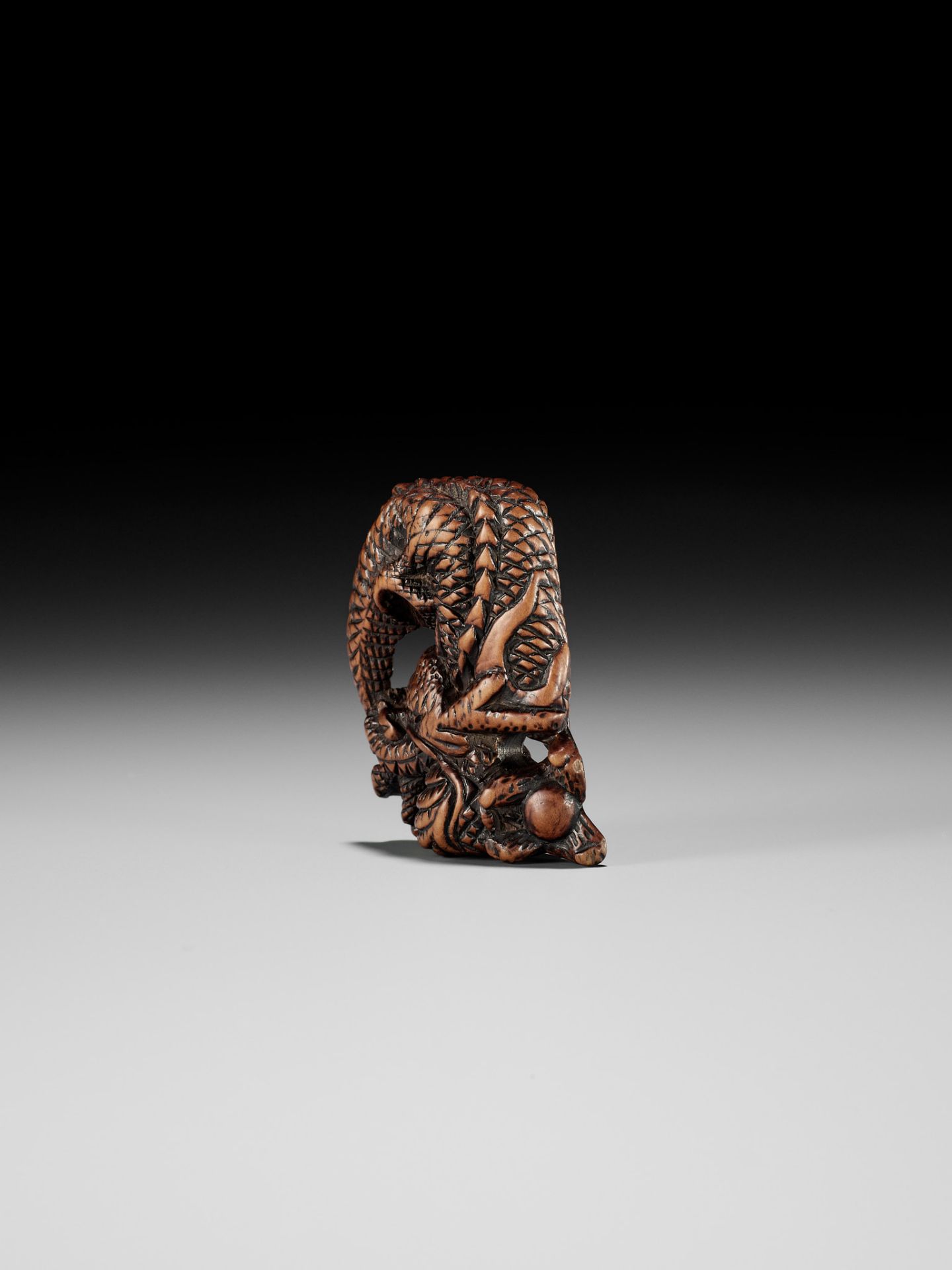 A POWERFUL WOOD NETSUKE OF A COILED DRAGON - Bild 4 aus 8