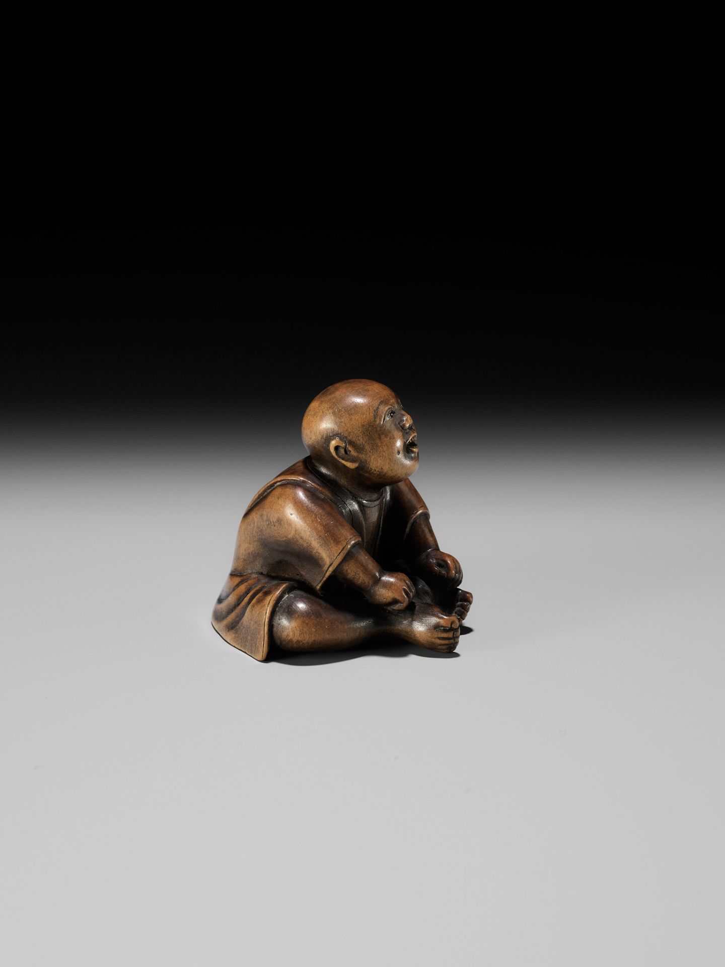 A CHARMING EDO SCHOOL WOOD NETSUKE OF A SEATED BOY - Image 6 of 9