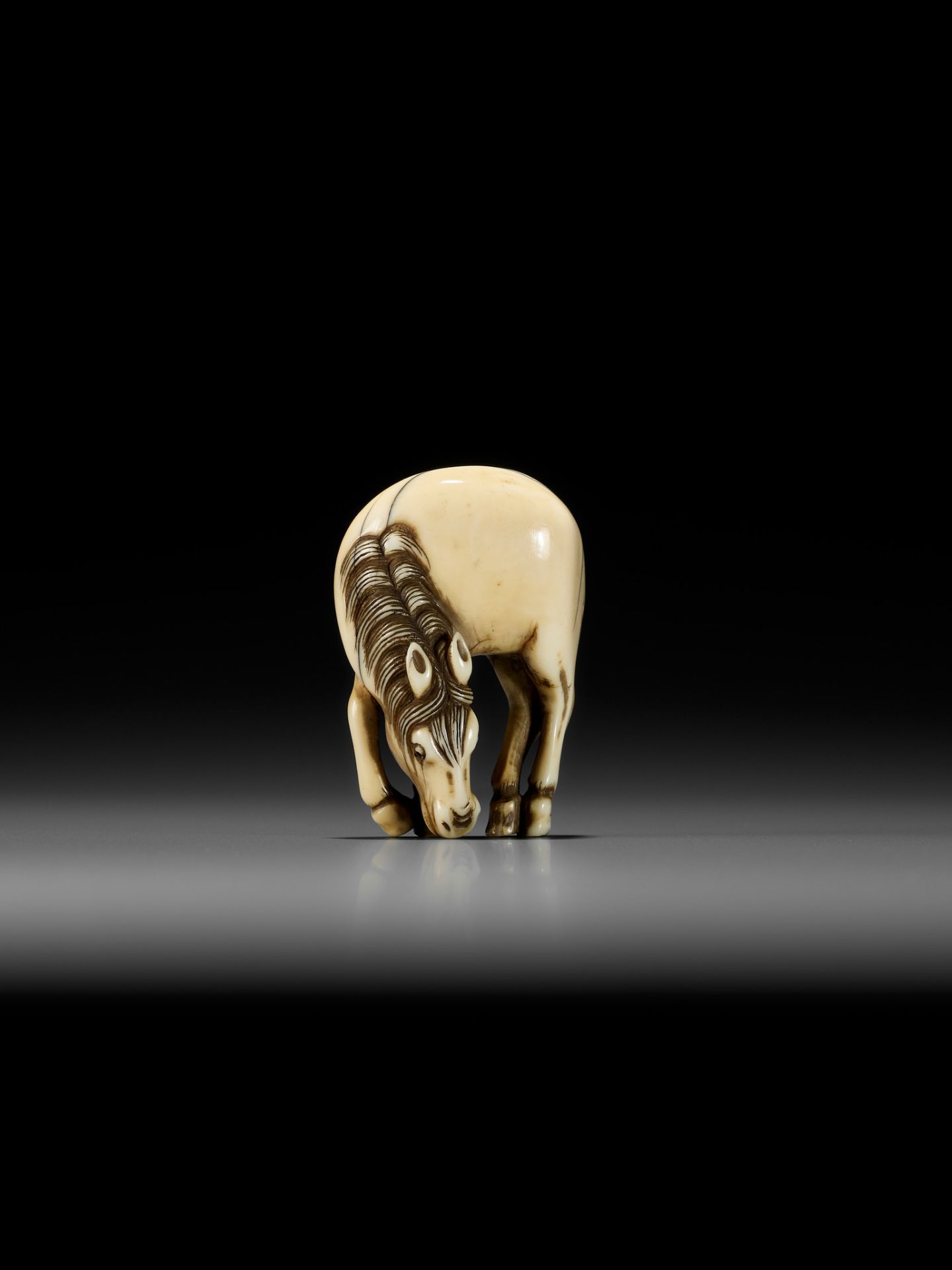 A FINE IVORY NETSUKE OF A GRAZING HORSE - Bild 4 aus 13