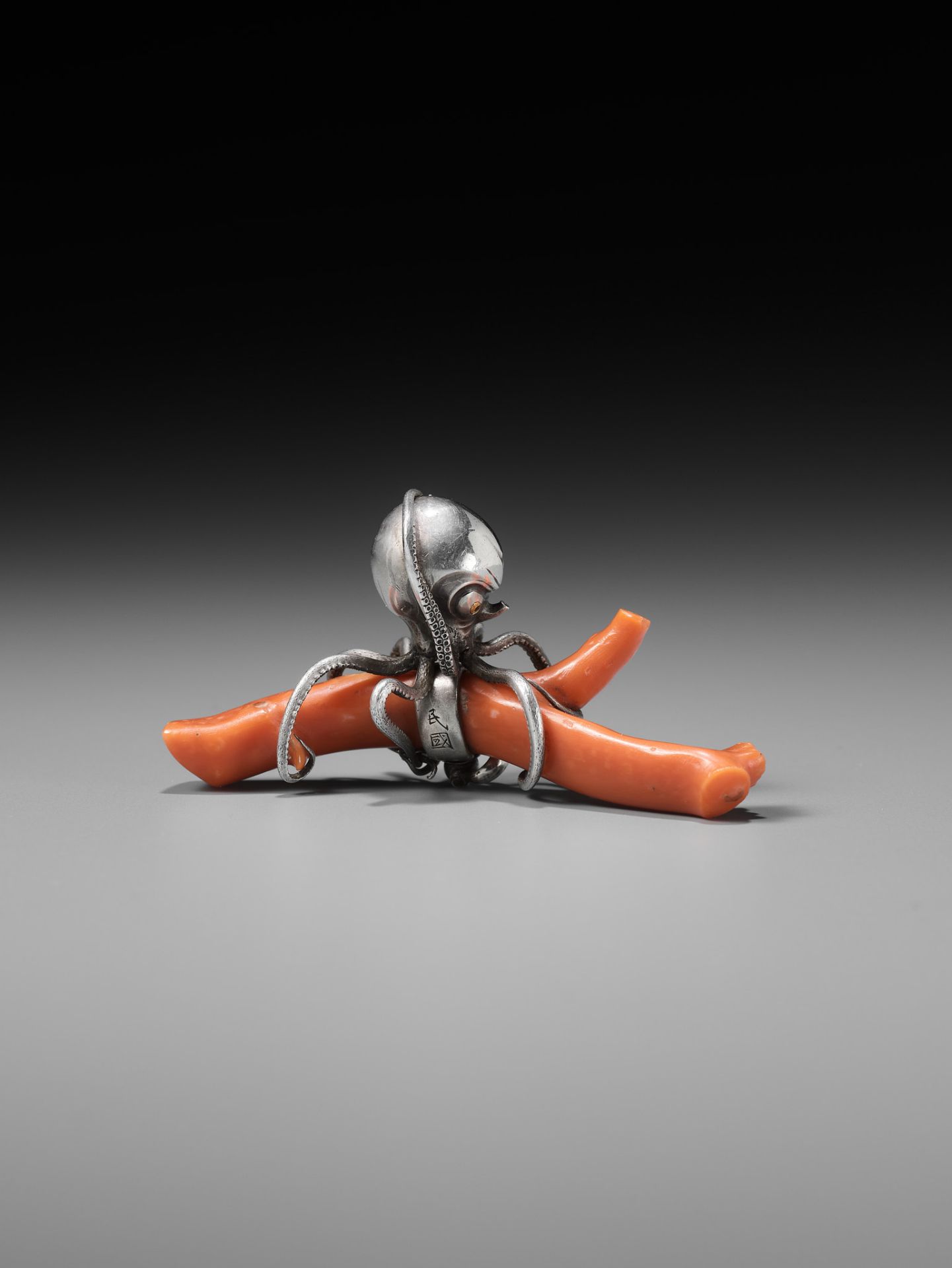 MINKOKU: A LARGE SILVER NETSUKE OF AN OCTOPUS GRASPING A PIECE OF CORAL - Bild 4 aus 14