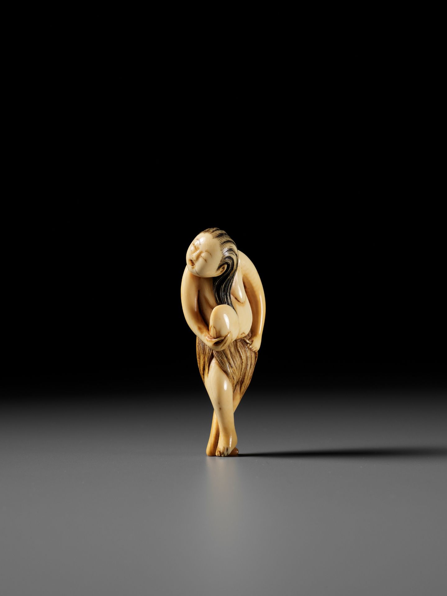 A SUPERB IVORY NETSUKE OF A DIVING GIRL, AMA - Bild 15 aus 18