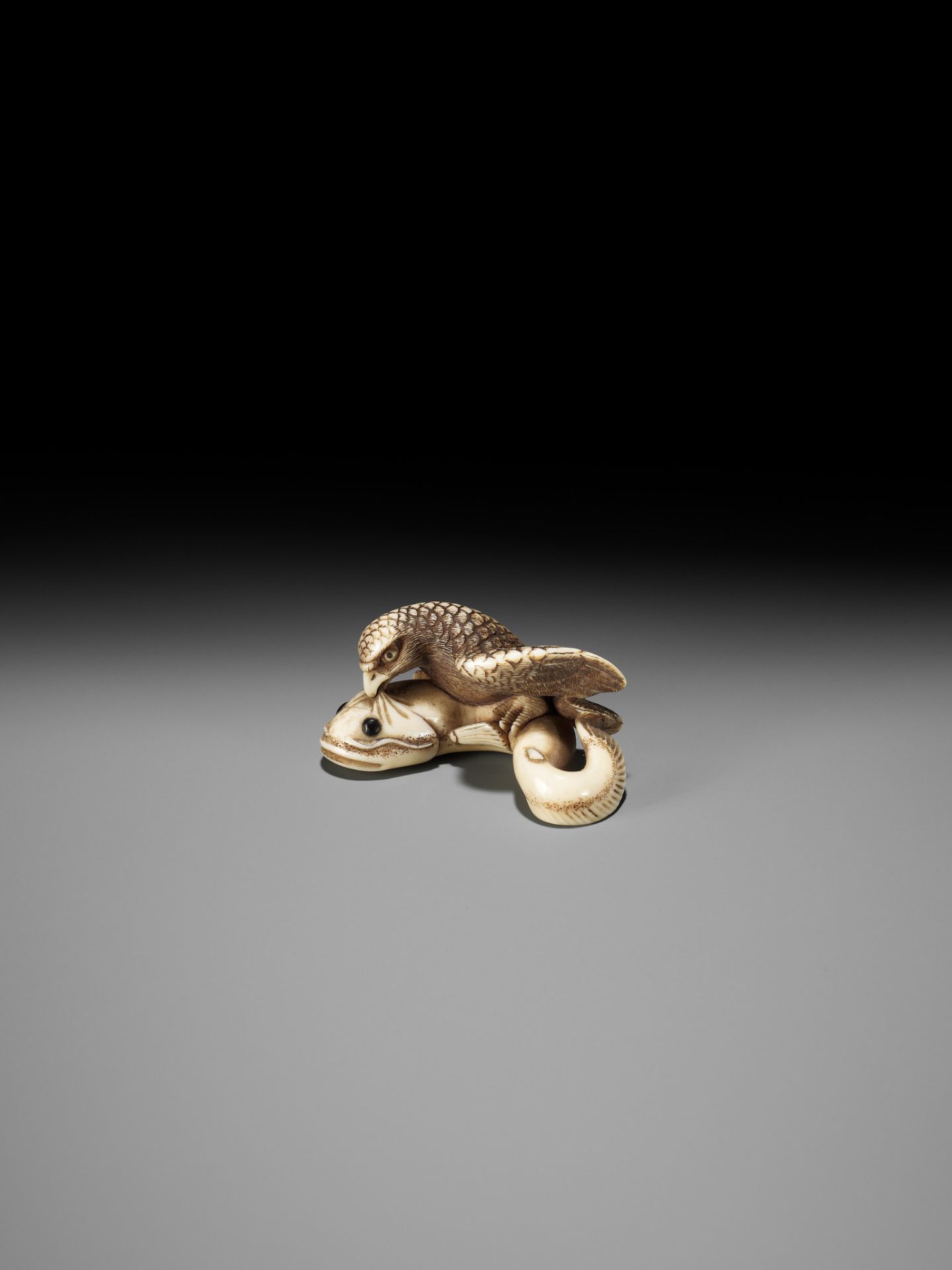 HIDEMASA: A FINE IVORY NETSUKE OF AN EAGLE AND NAMAZU - Bild 7 aus 15