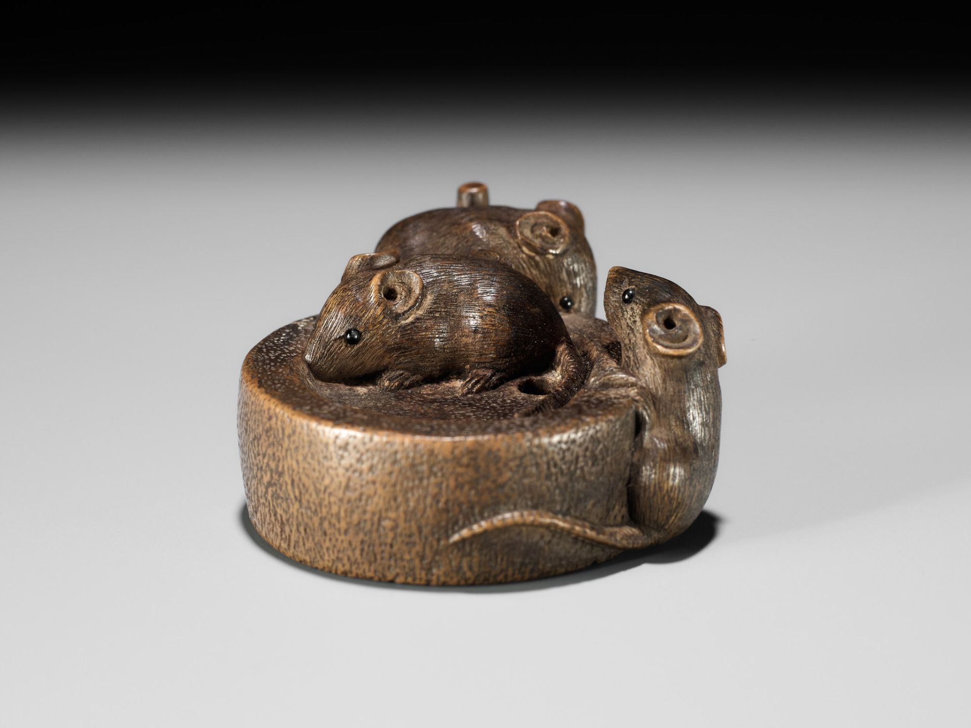 SHUZAN: A WOOD NETSUKE OF RATS ON A CHAUSU TEA MILL - Bild 9 aus 11