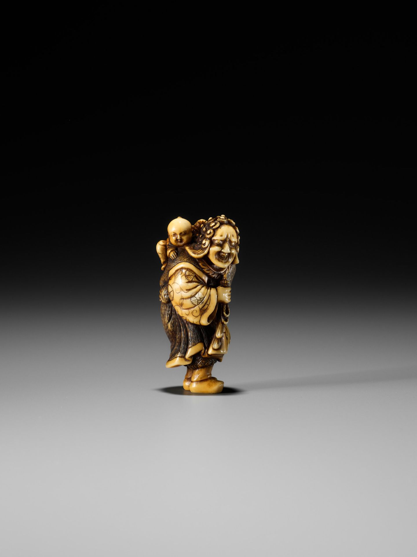 OKAKOTO: A FINE IVORY NETSUKE OF A DUTCHMAN WITH CHILD - Image 11 of 14