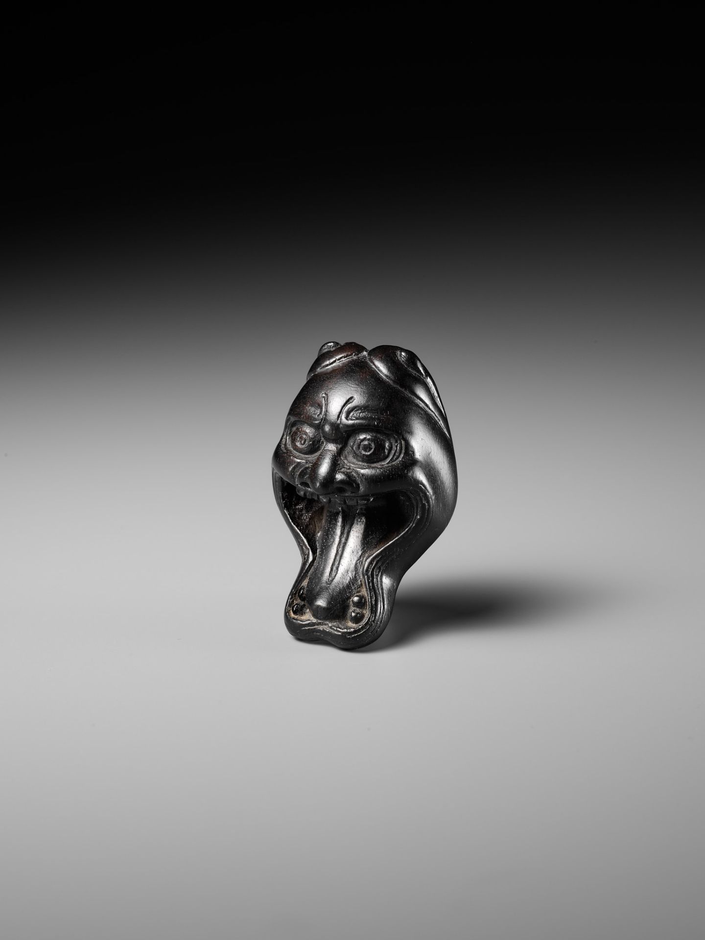 A LARGE AND UNUSUAL EBONY WOOD MASK NETSUKE OF HANNYA - Bild 3 aus 11