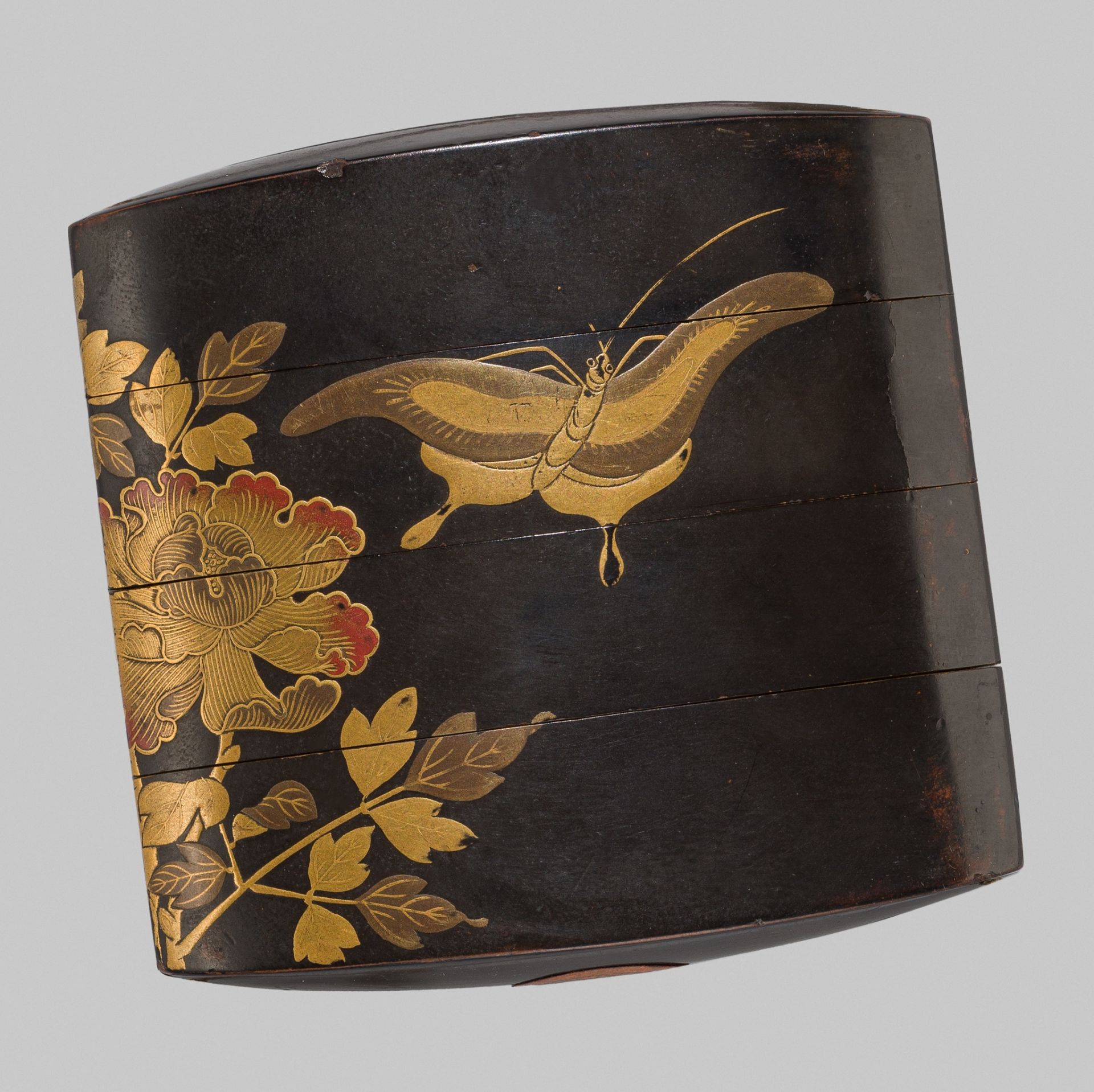 A BLACK LACQUER THREE-CASE INRO WITH A CAT AND BUTTERFLY - Bild 5 aus 6