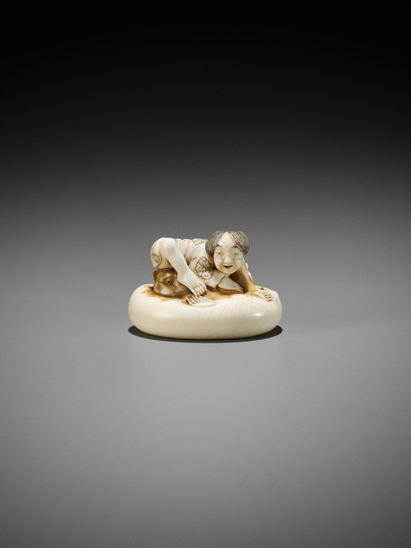 ISHIKAWA RENSAI: A SUPERB IVORY NETSUKE OF A FISHERMAN SUBDUING A FUGU (BLOWFISH) - Bild 2 aus 16