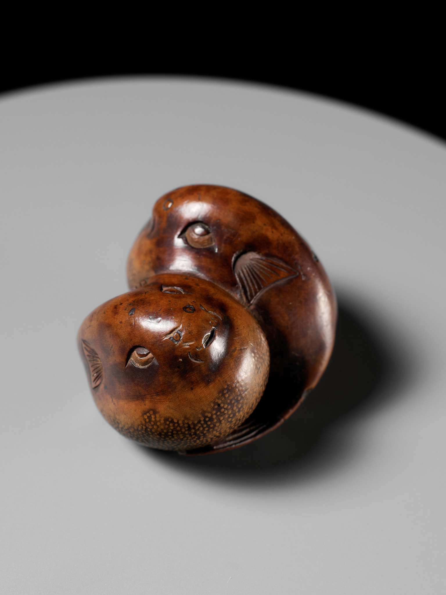 SARI: A SUPERB WOOD NETSUKE OF A PAIR OF BLOWFISH (FUGU) - Image 2 of 19