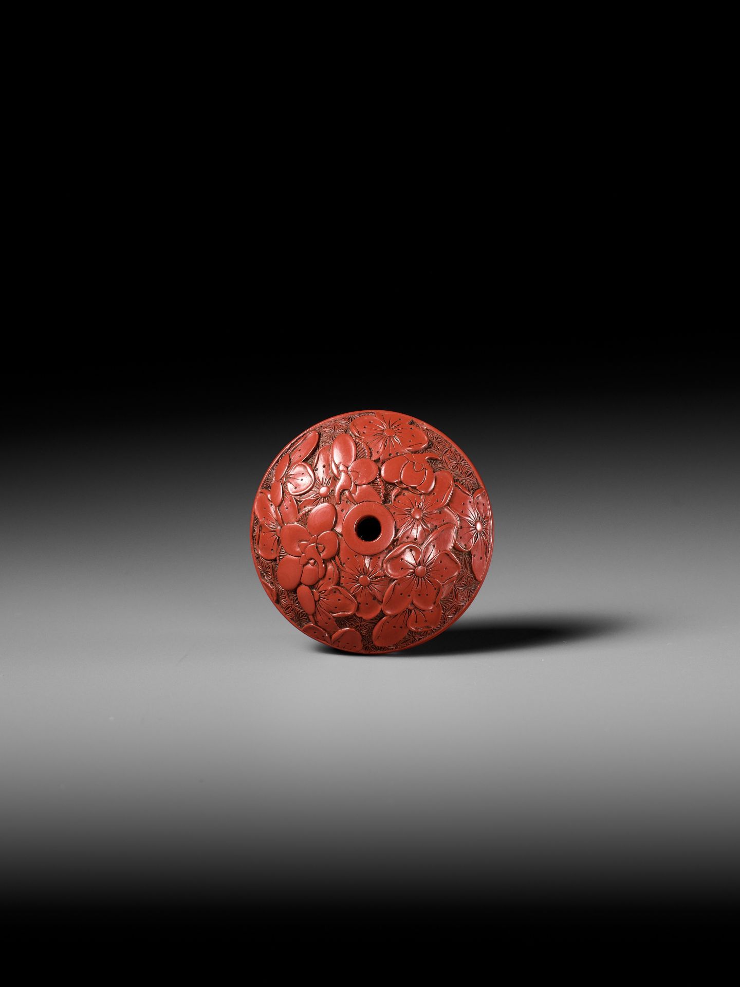A FINE TSUISHU (CARVED RED LACQUER) MANJU NETSUKE WITH PEACH BLOSSOMS - Image 2 of 13