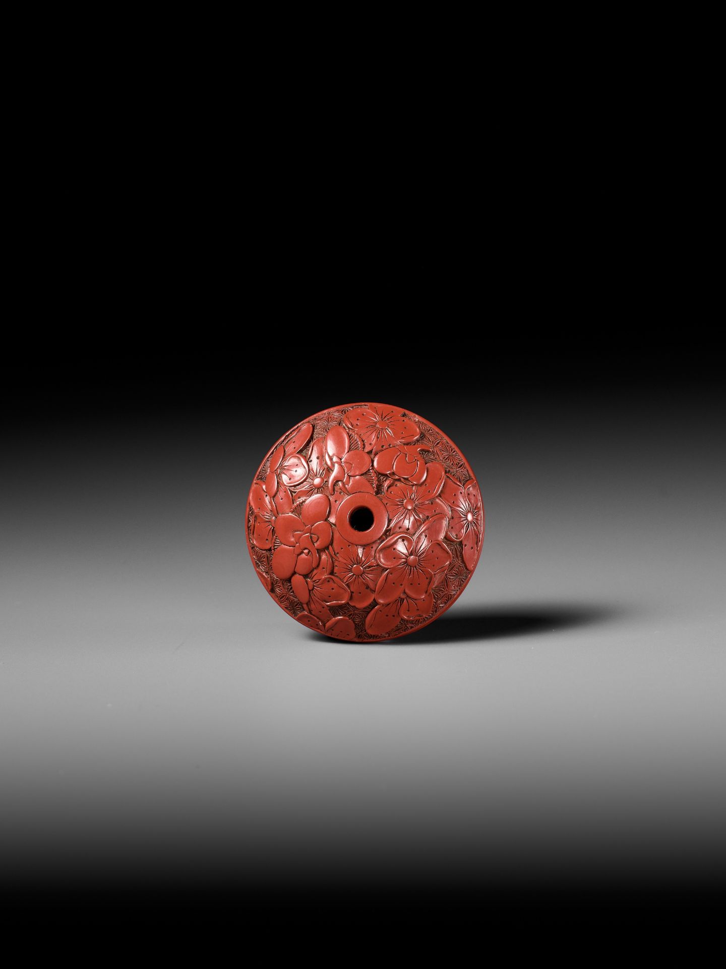 A FINE TSUISHU (CARVED RED LACQUER) MANJU NETSUKE WITH PEACH BLOSSOMS - Bild 2 aus 13