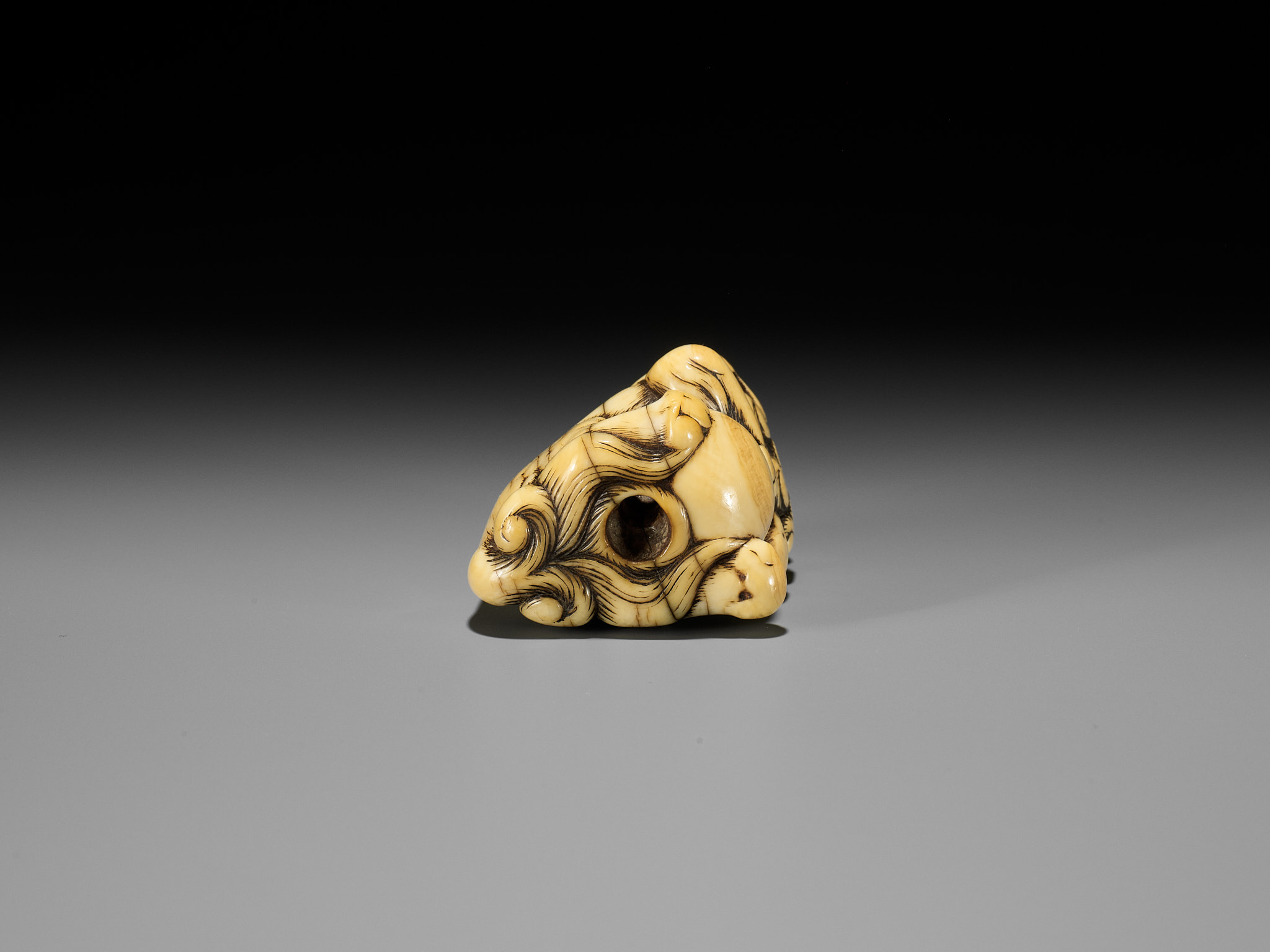 AN IVORY NETSUKE OF A SNARLING SHISHI WITH BALL - Bild 12 aus 13