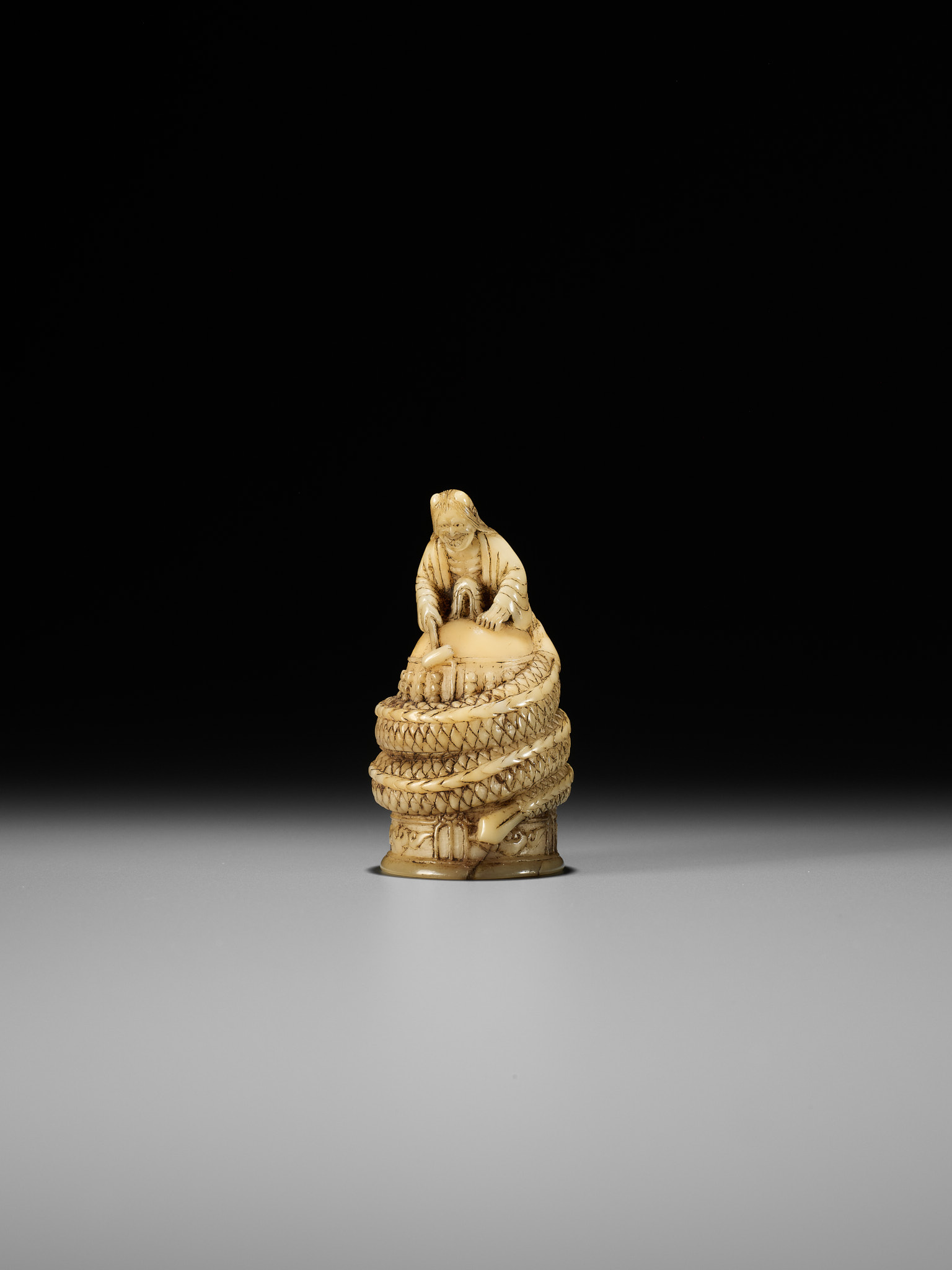 A RARE MARINE TOOTH NETSUKE OF KIYOHIME - Bild 3 aus 12