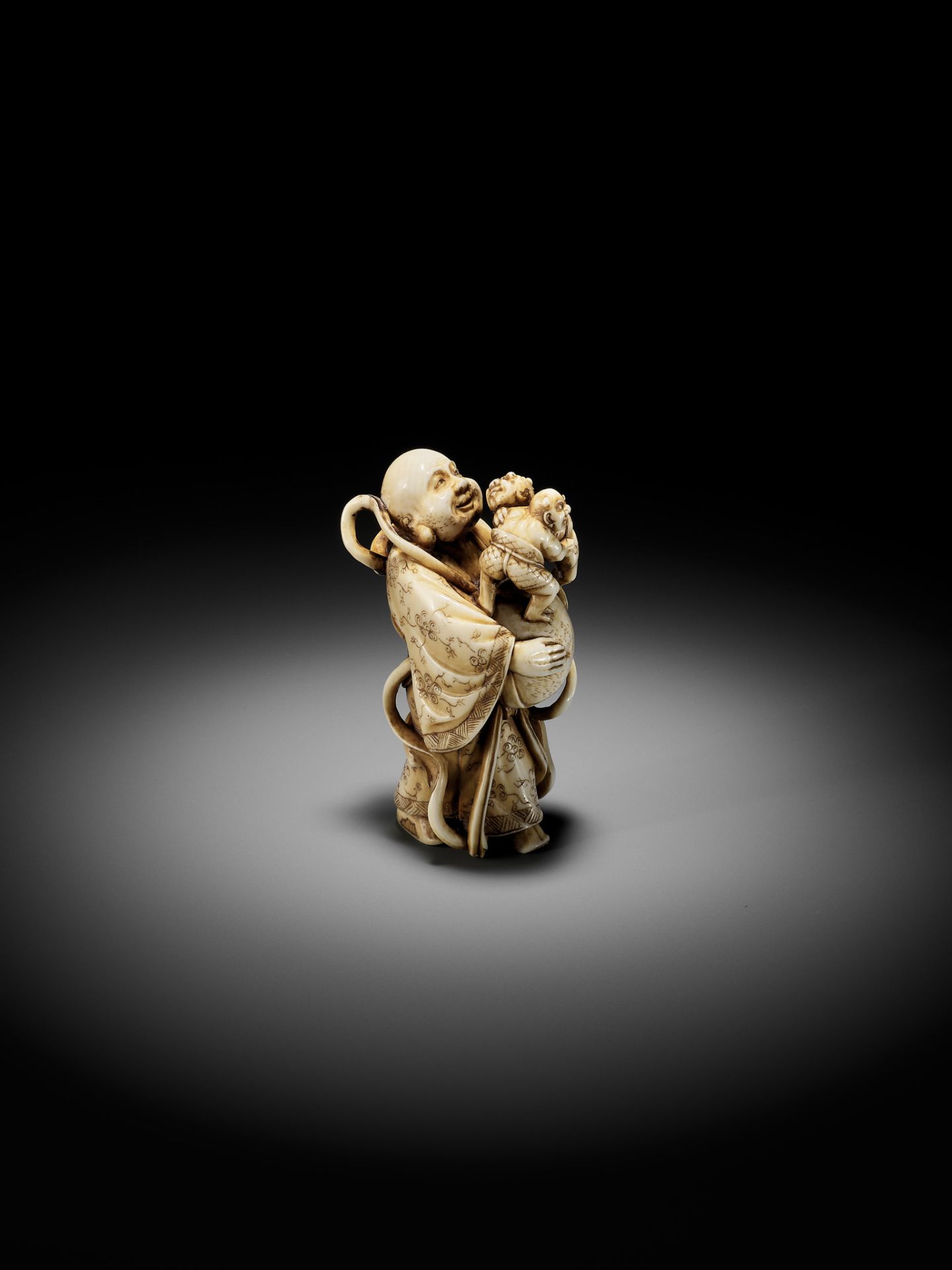 GYOKUZAN: AN AMUSING IVORY NETSUKE OF HOTEI WITH WRESTLING ONI - Bild 2 aus 11