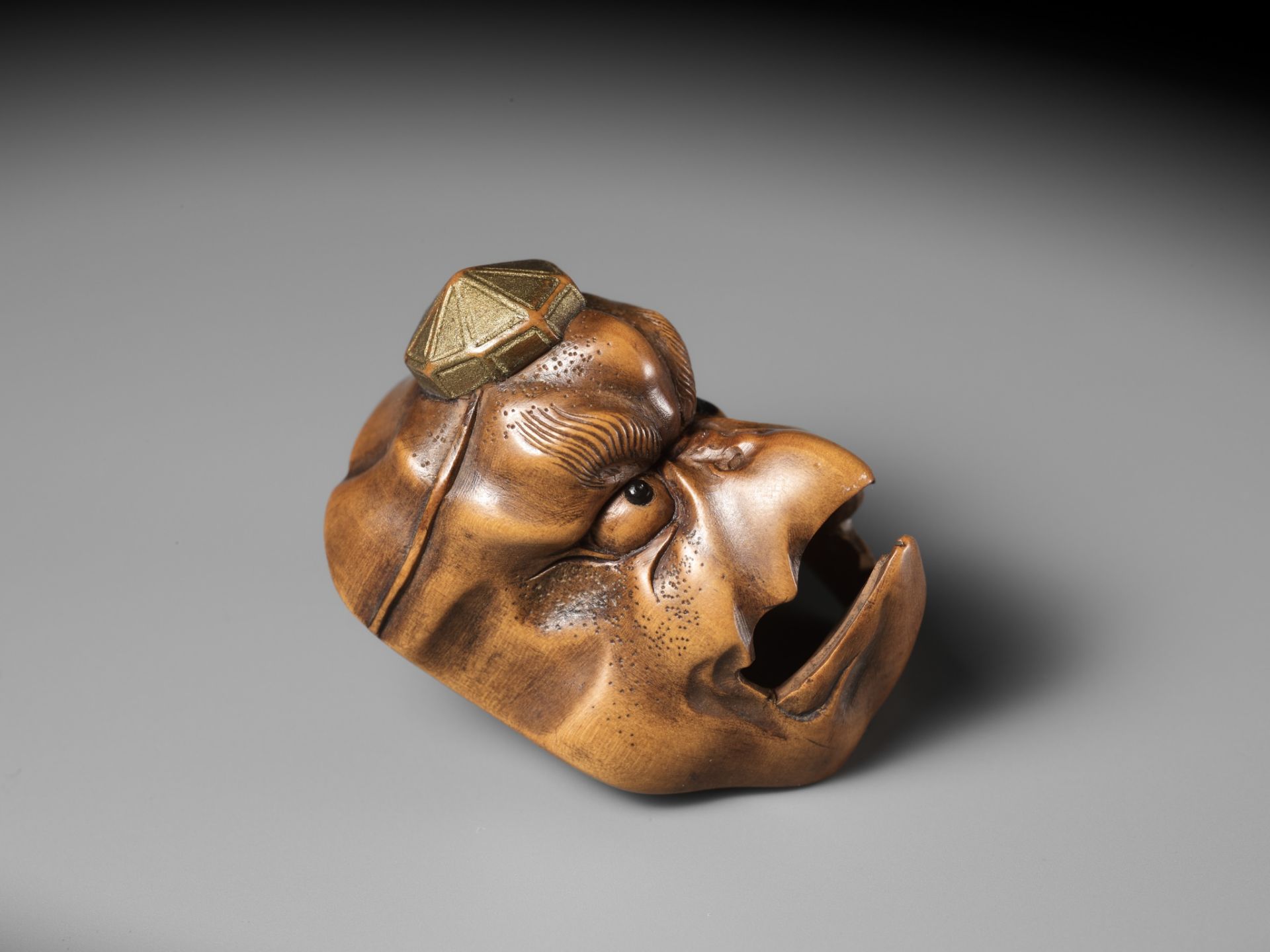 A PALE BOXWOOD MASK NETSUKE OF A KARASU TENGU, ATTRIBUTED TO KOKEISAI SANSHO - Image 2 of 11