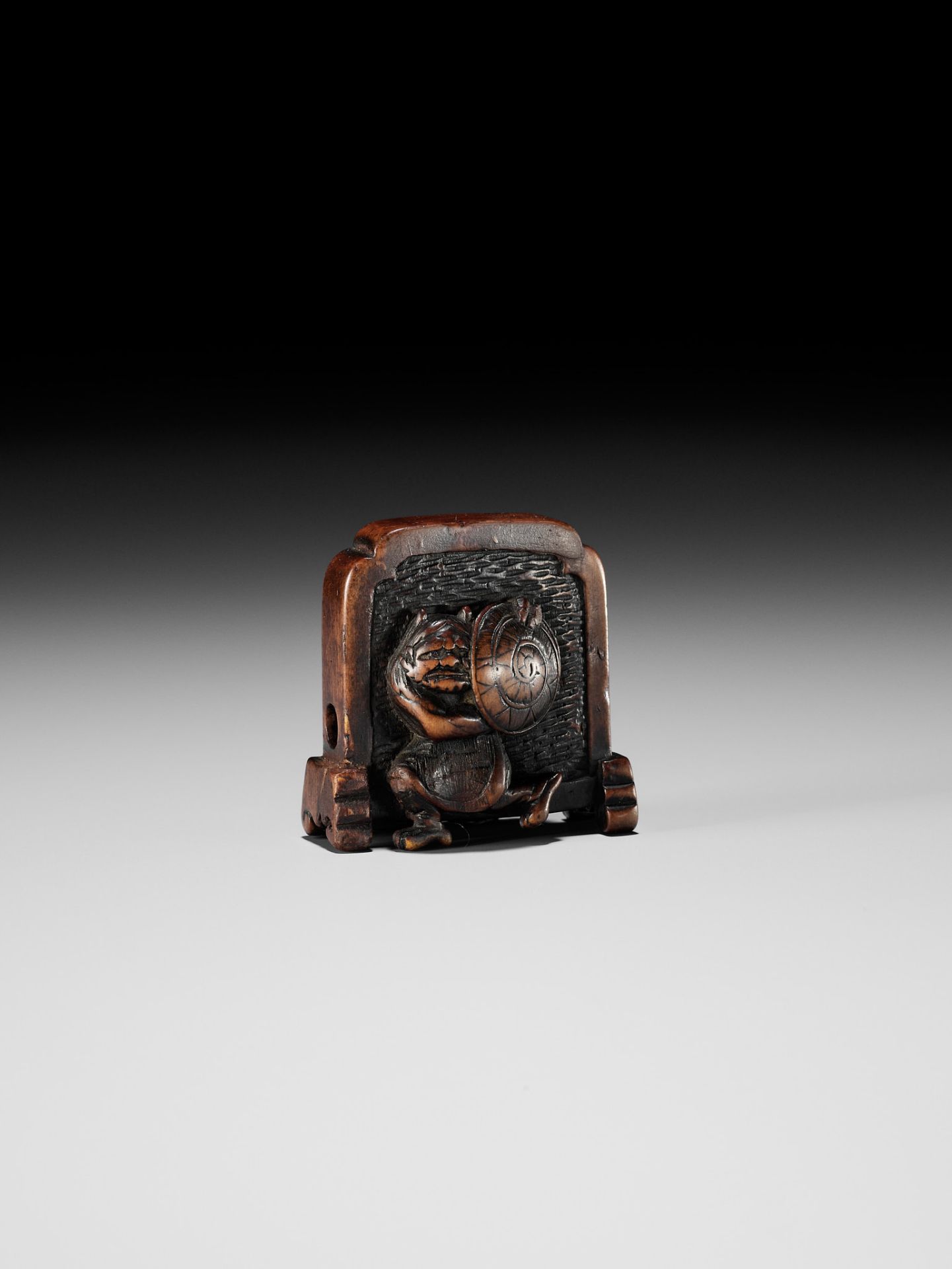 HIDEMASA: A HUMOROUS WOOD NETSUKE OF SHOKI AND ONI - Bild 4 aus 10