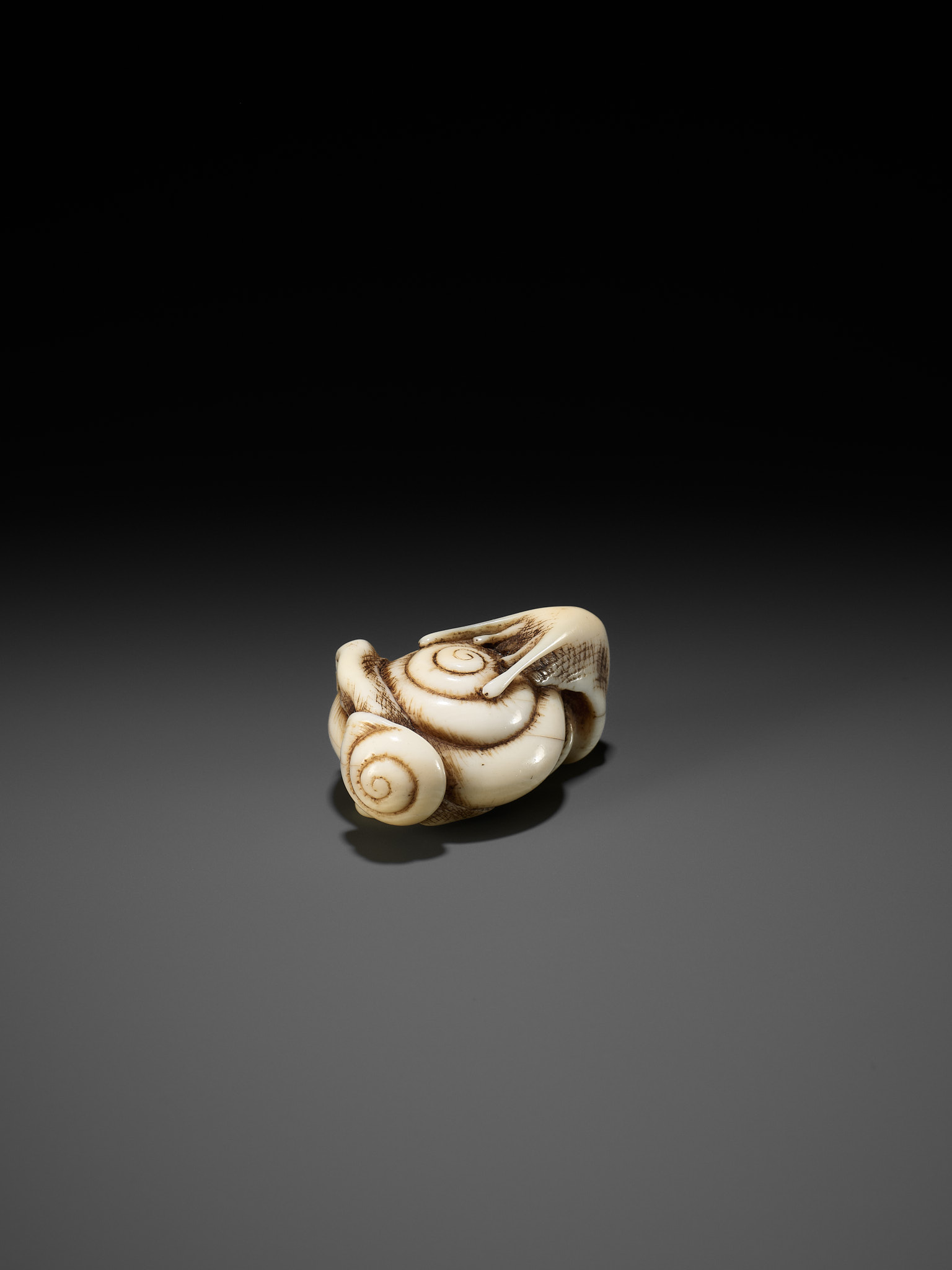 A FINE IVORY NETSUKE DEPICTING A PAIR OF SNAILS - Image 6 of 11