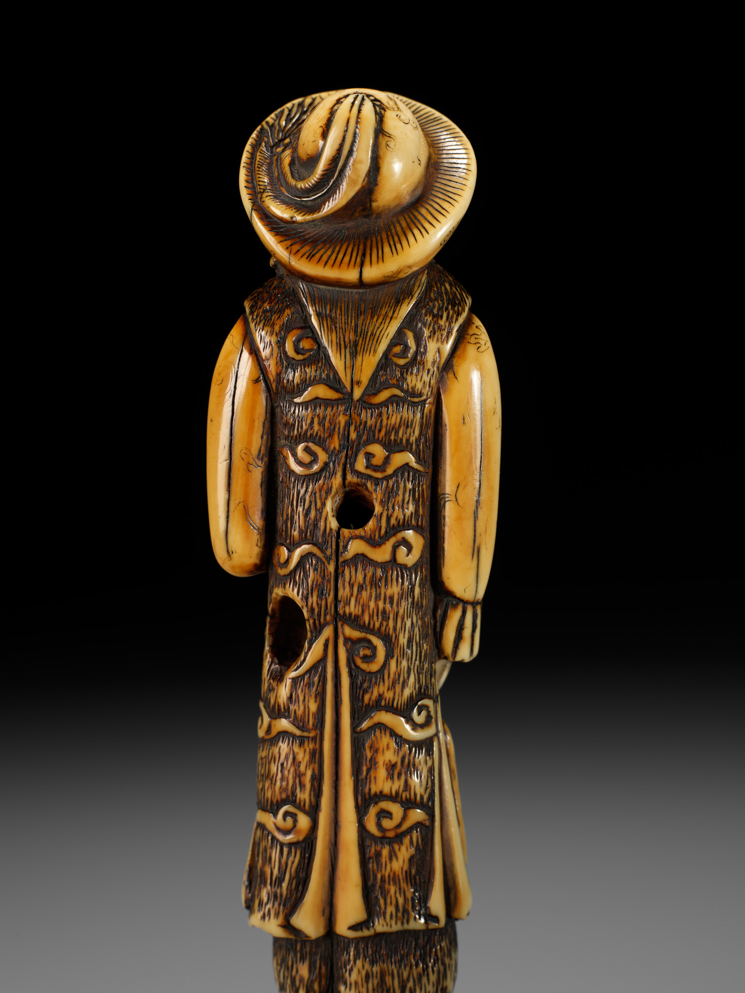 A SUPERB AND LARGE IVORY NETSUKE OF A DUTCHMAN WITH A TRUMPET - Image 3 of 21