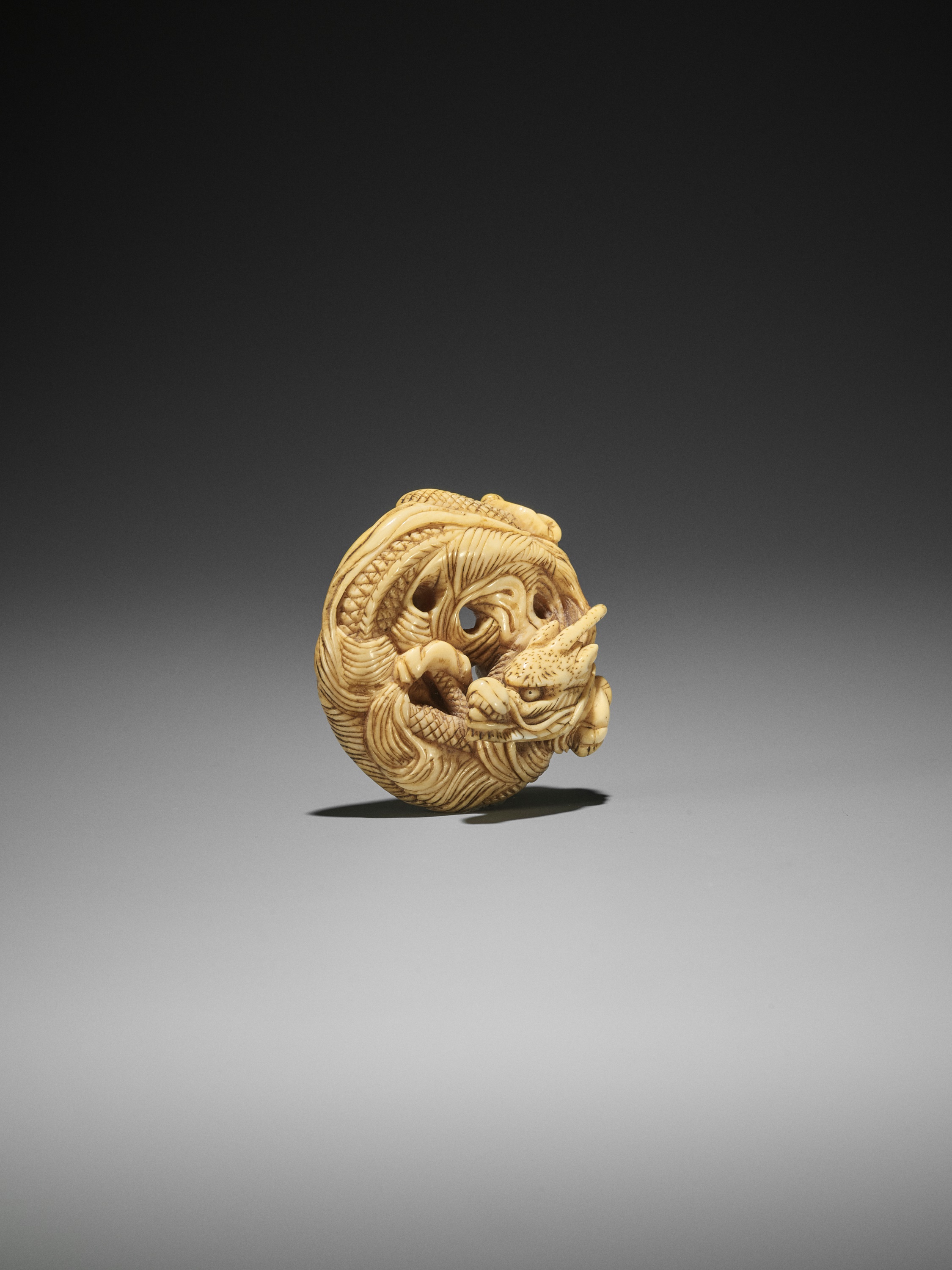 AN IVORY NETSUKE OF A COILED ONE-HORNED DRAGON - Image 6 of 10