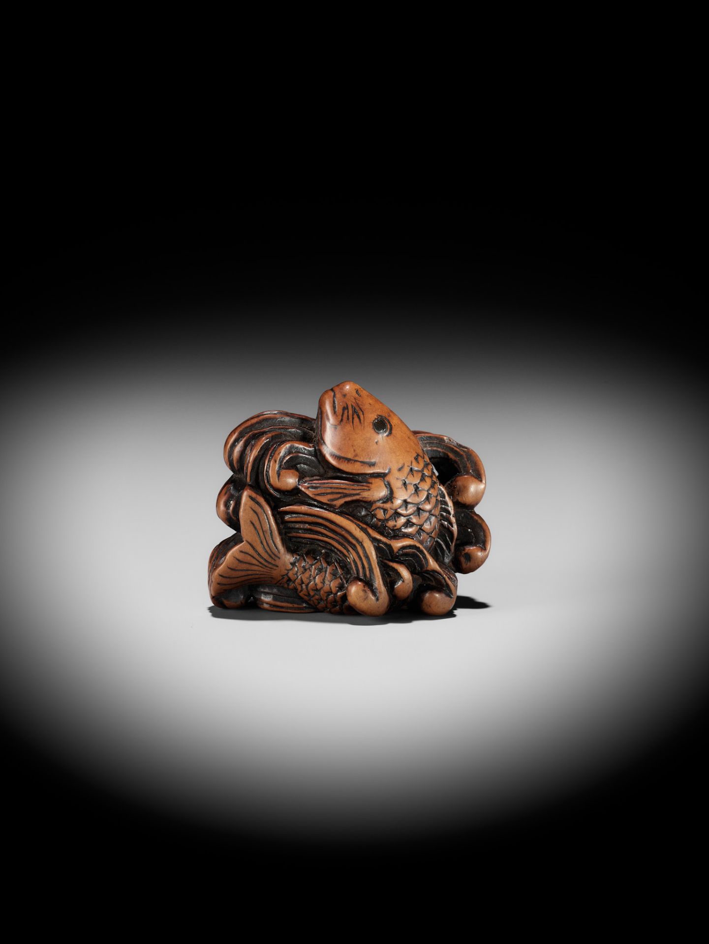 A SUPERB WOOD NETSUKE OF A LEAPING CARP AMONGST TURBULENT WAVES - Bild 4 aus 15