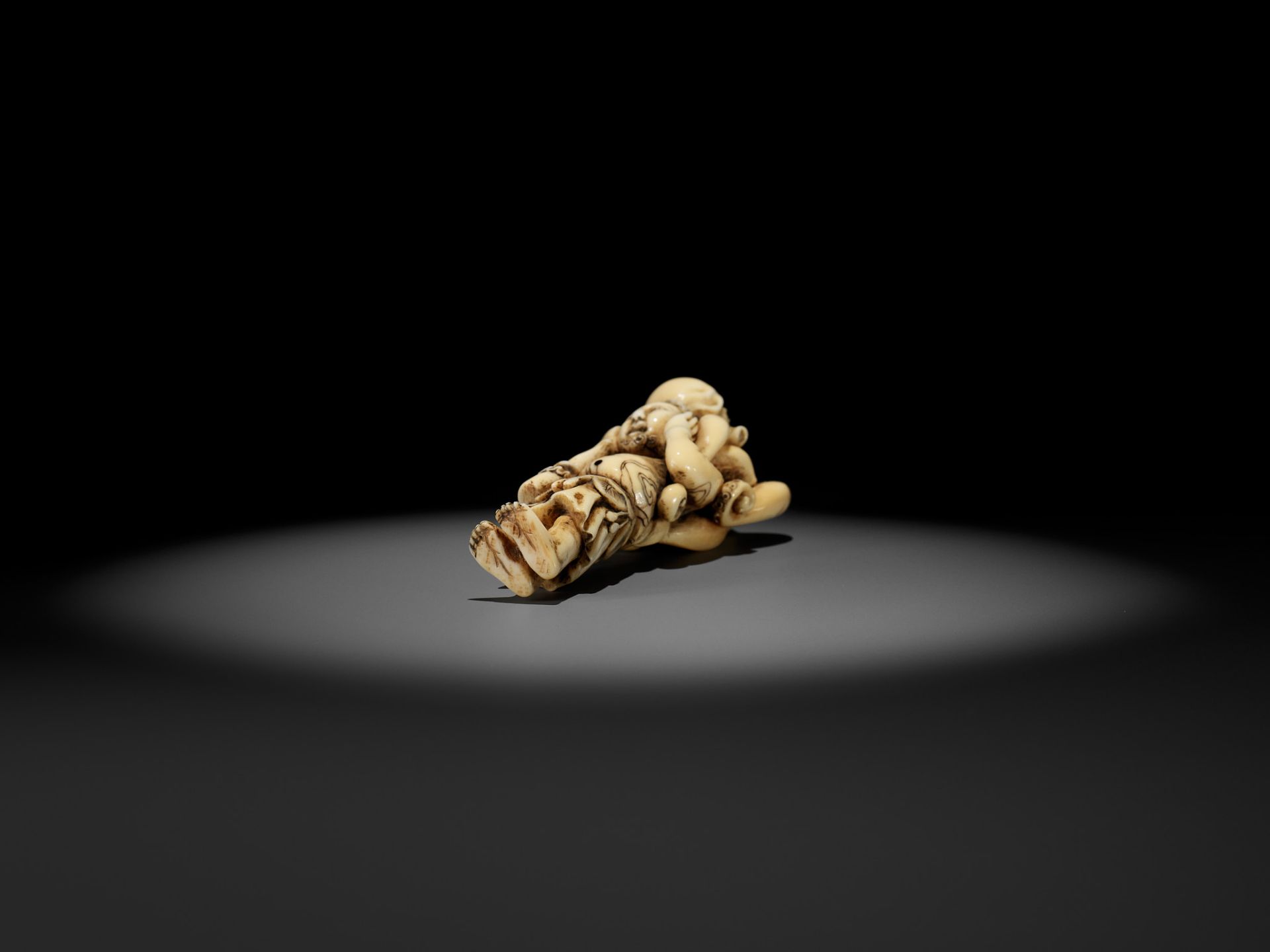 A RARE IVORY NETSUKE OF A DUTCHMAN WITH AN OCTOPUS - Bild 12 aus 13