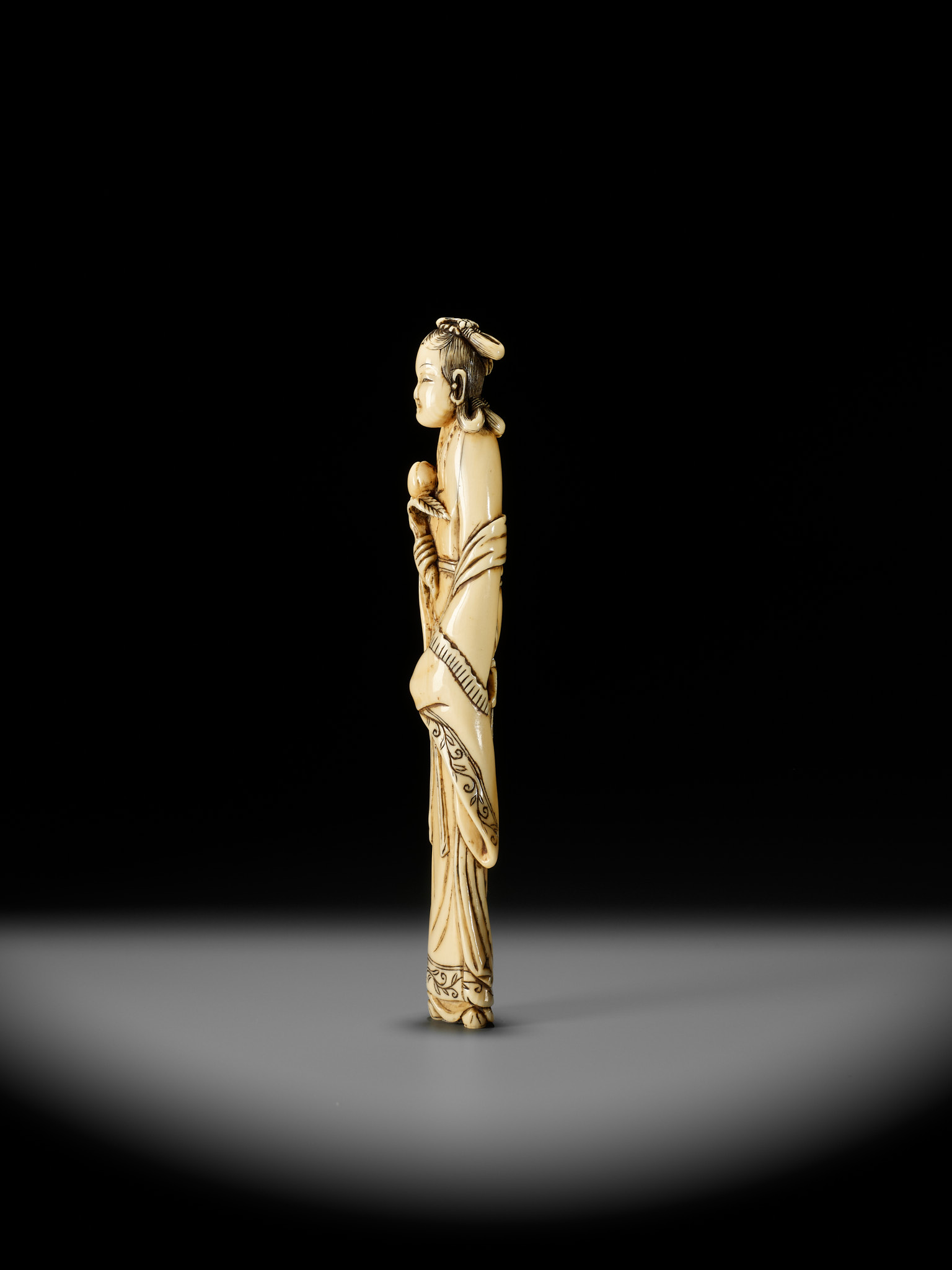 A TALL IVORY NETSUKE OF SEIOBO - Image 9 of 12