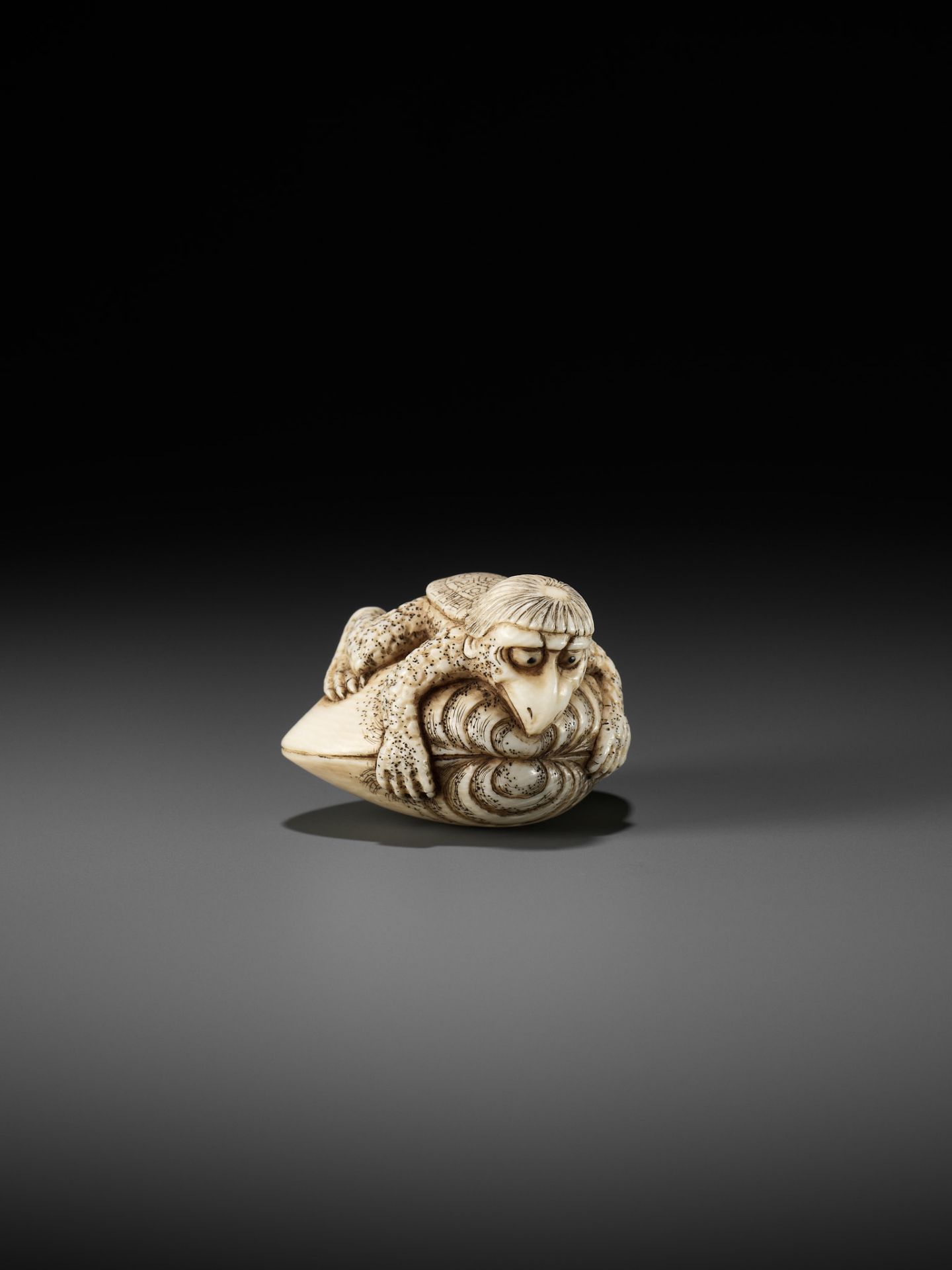 AN IVORY NETSUKE OF A KAPPA TRAPPED BY A HAMAGURI CLAM - Bild 9 aus 11