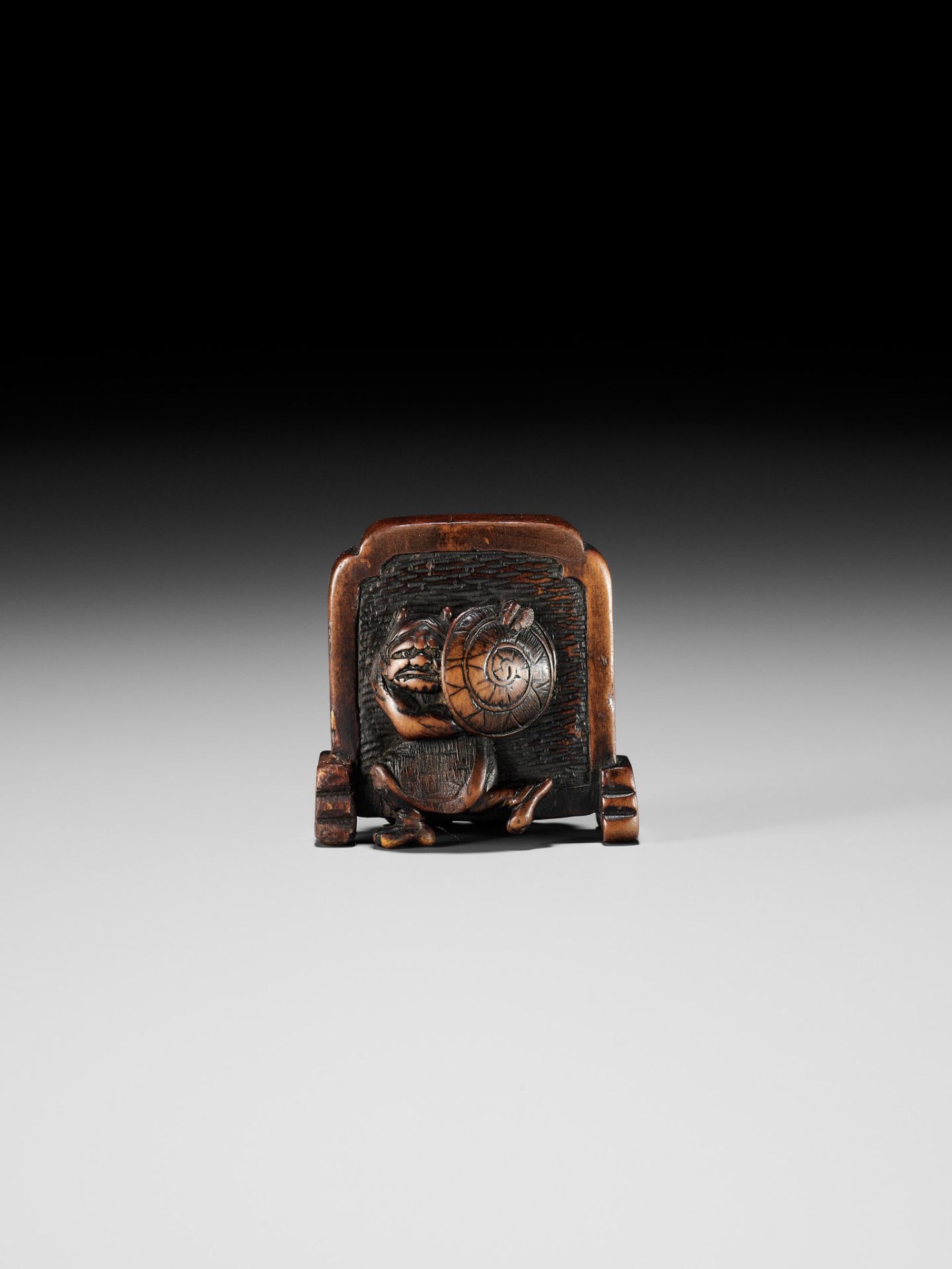 HIDEMASA: A HUMOROUS WOOD NETSUKE OF SHOKI AND ONI - Bild 2 aus 10