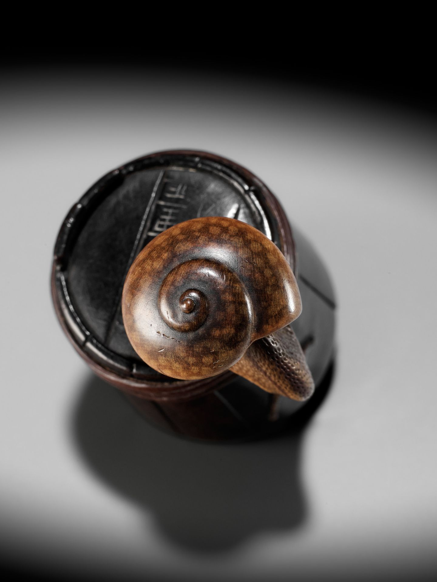 SHIGEMASA: A SUPERB WOOD NETSUKE OF A SNAIL ON BUCKET - Bild 3 aus 18