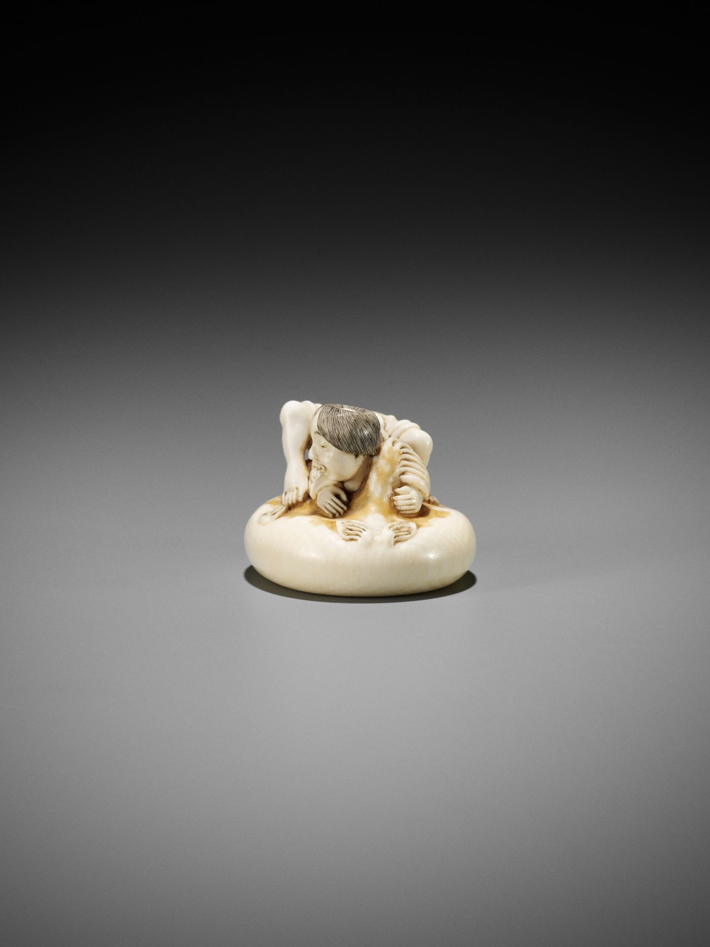 ISHIKAWA RENSAI: A SUPERB IVORY NETSUKE OF A FISHERMAN SUBDUING A FUGU (BLOWFISH) - Bild 9 aus 16