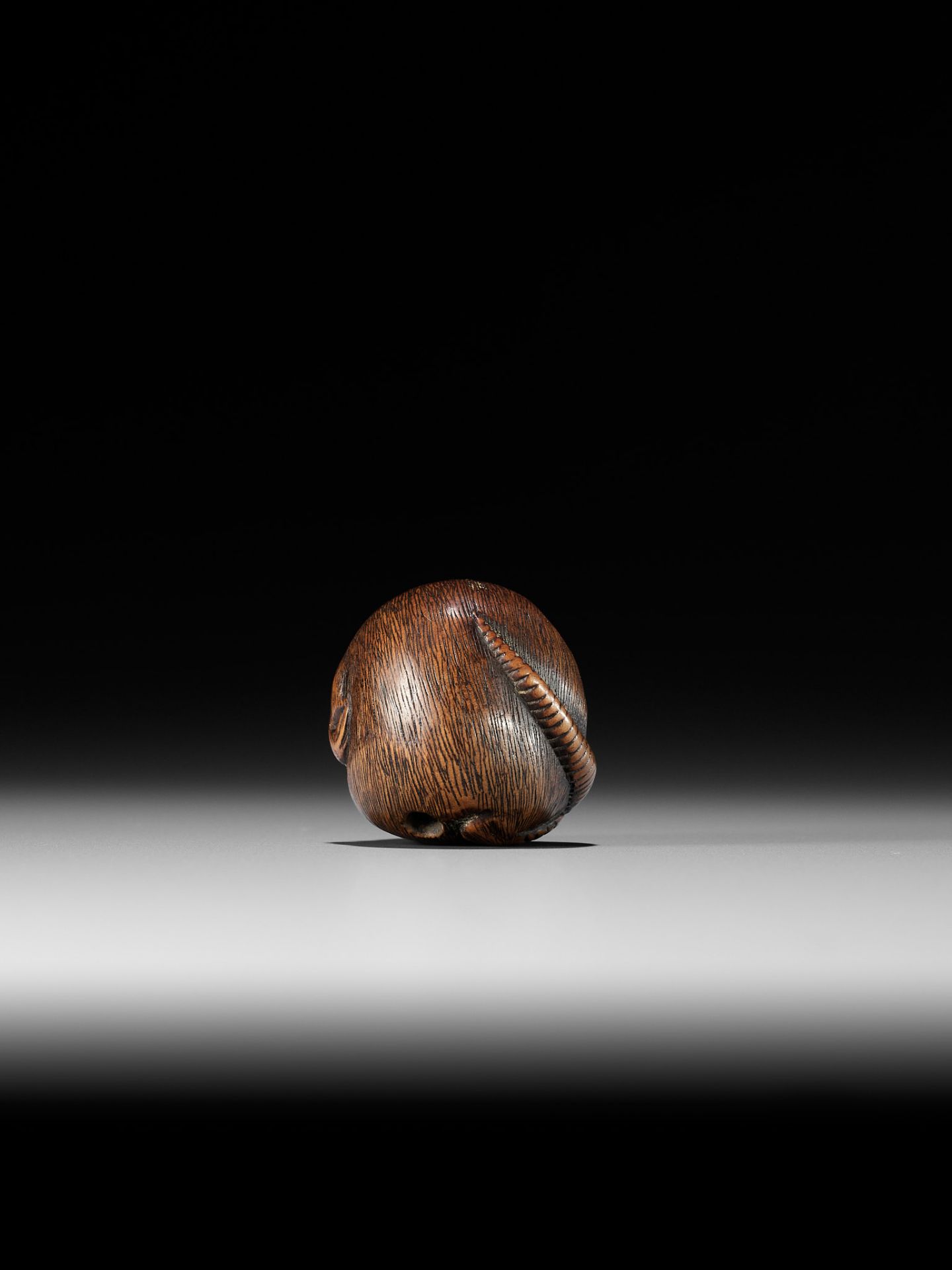 A FINE WOOD NETSUKE OF A COILED RAT - Bild 6 aus 9