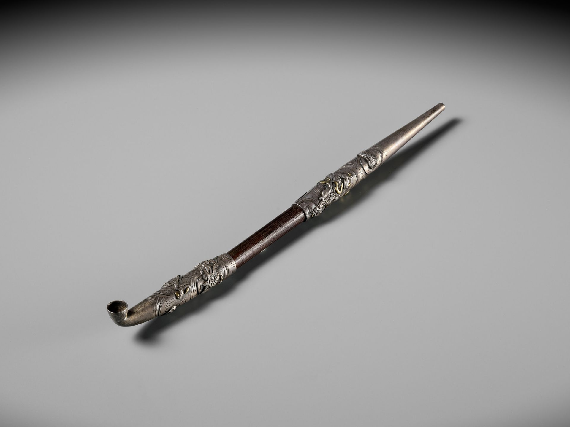 A FINE AND LARGE SILVER AND BAMBOO KISERU (PIPE) DEPICTING TWIN DRAGONS - Bild 2 aus 11