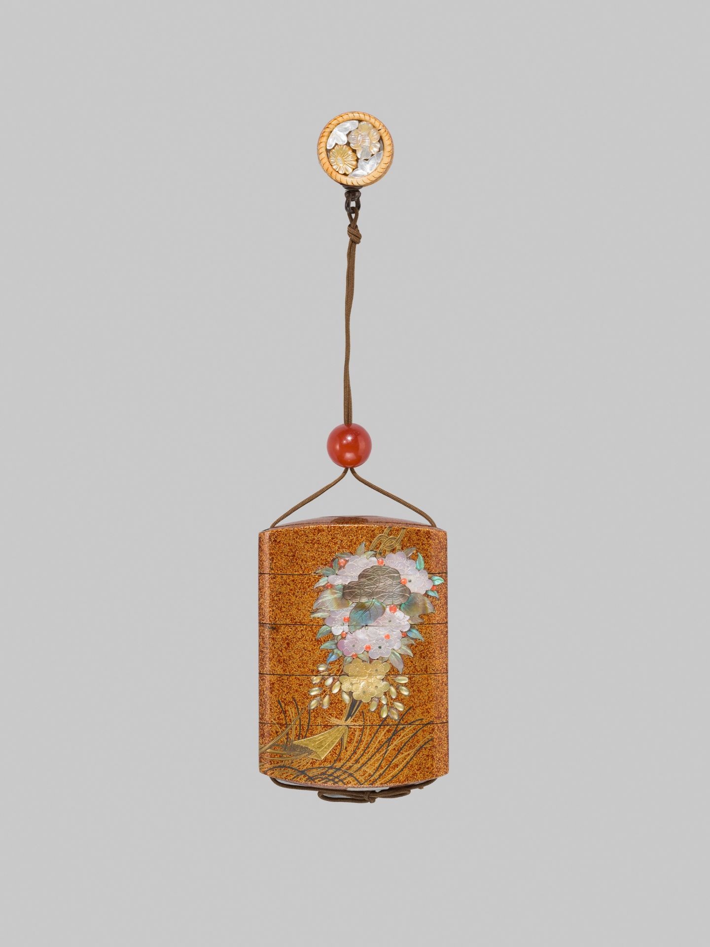 SHIBAYAMA MASAYOSHI: A FINE INLAID FOUR-CASE LACQUER INRO WITH EN-SUITE NETSUKE - Bild 2 aus 9