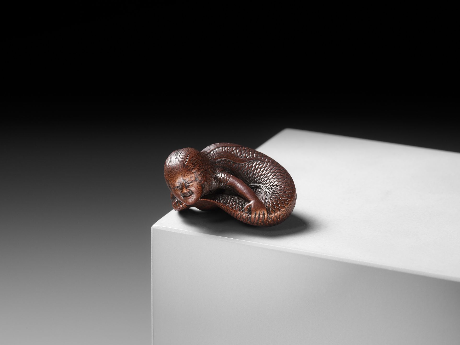 TADATOSHI: A SUPERB NAGOYA SCHOOL WOOD NETSUKE OF A NINGYO (MERMAID) - Bild 13 aus 14