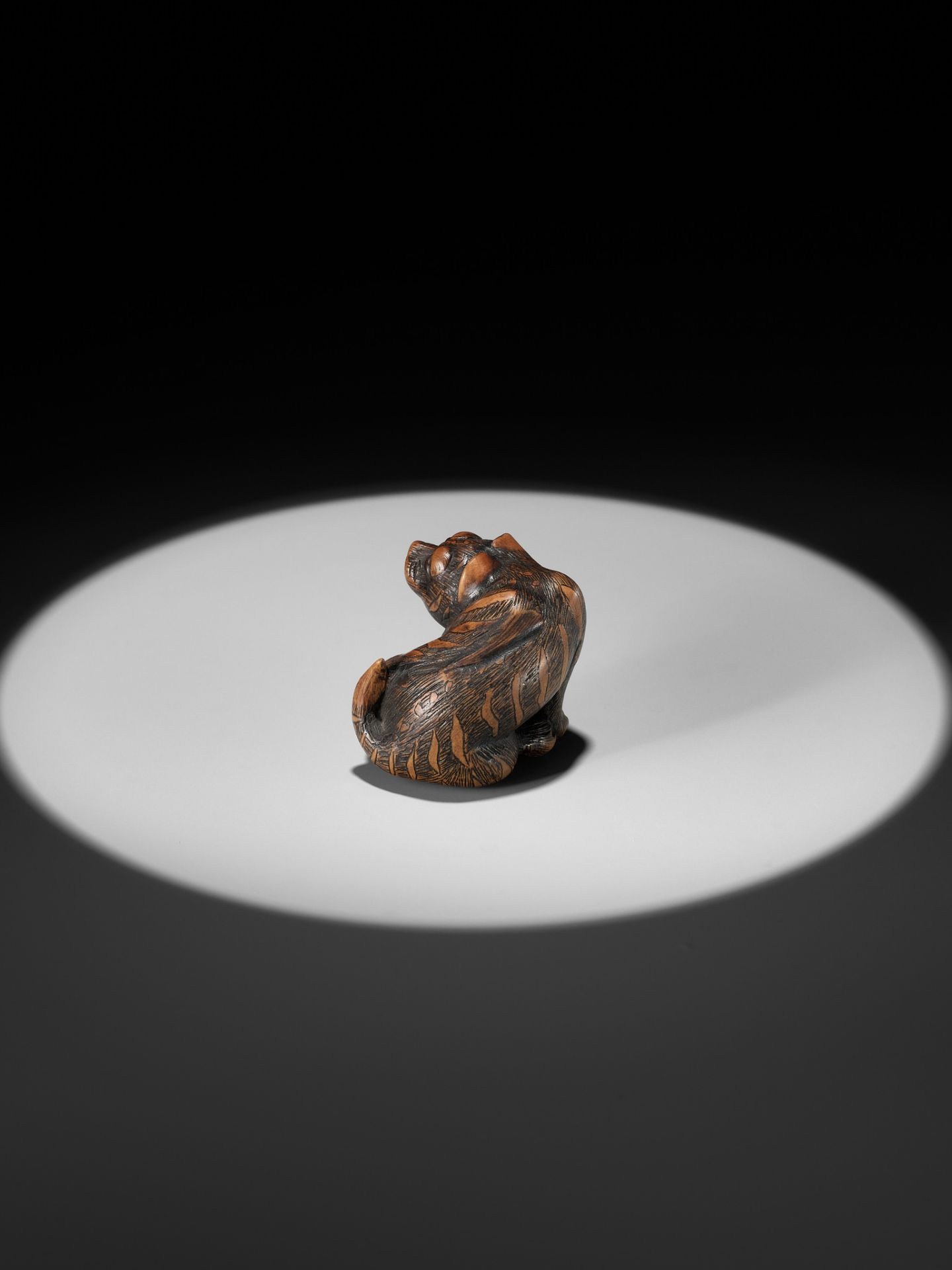 SHIGEKAZU: A FINE WOOD NETSUKE OF A TIGER - Bild 8 aus 15