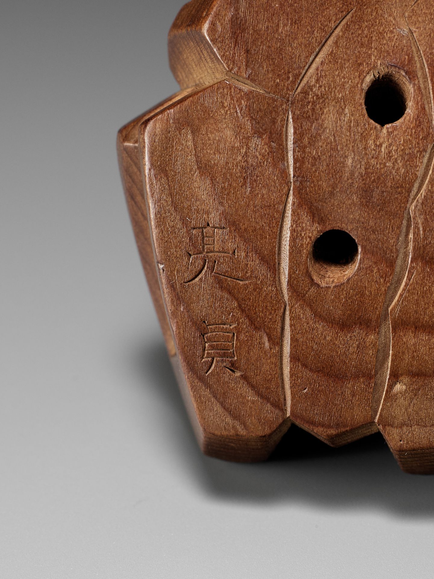 SUKESADA: A RARE ITTOBORI YEW WOOD NETSUKE OF A CROUCHING FROG - Bild 11 aus 11