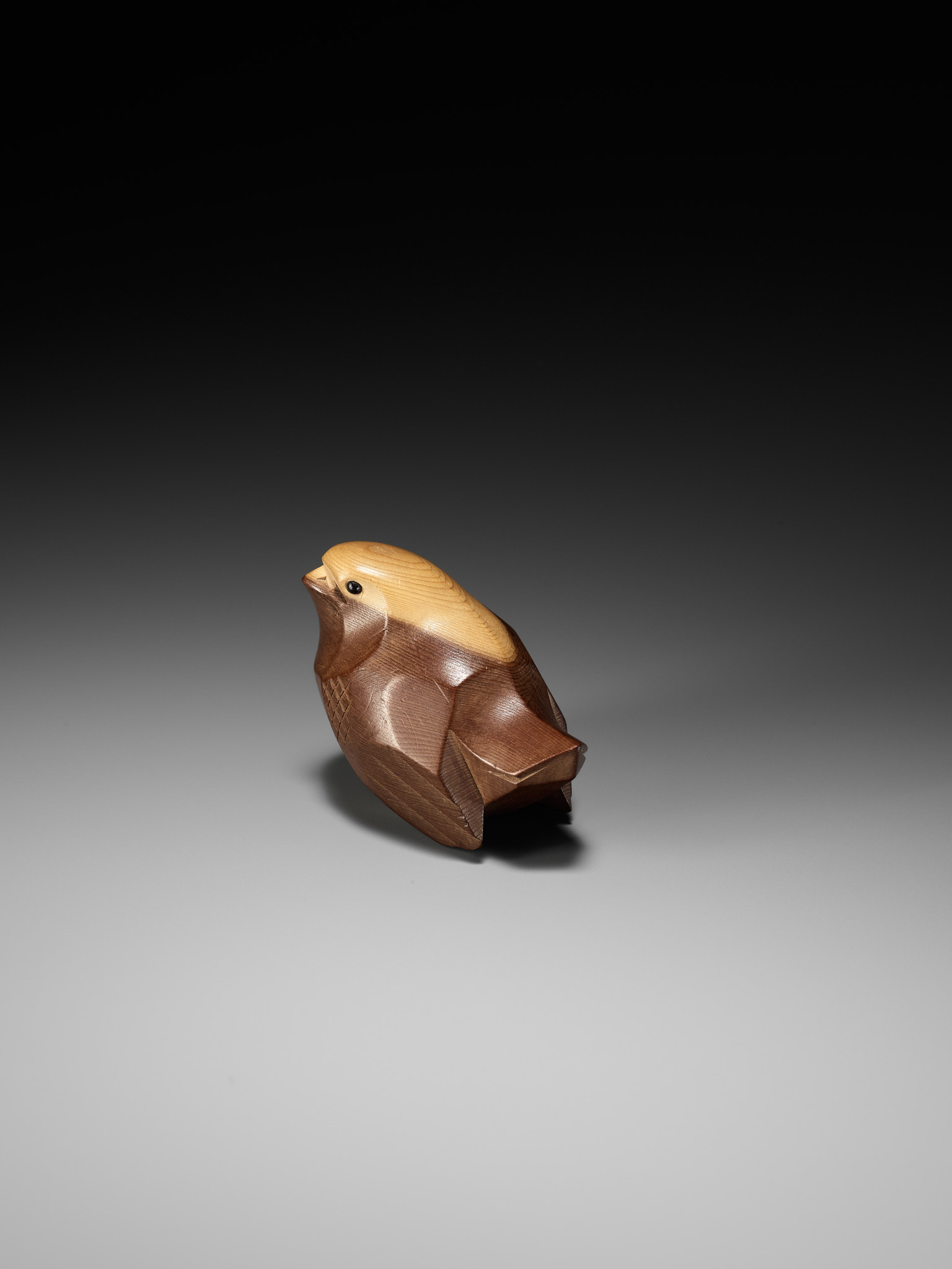 SUKENAO: A CHARMING HIDA SCHOOL ITTOBORI YEW WOOD NETSUKE OF A CHIDORI (PLOVER) - Image 3 of 11